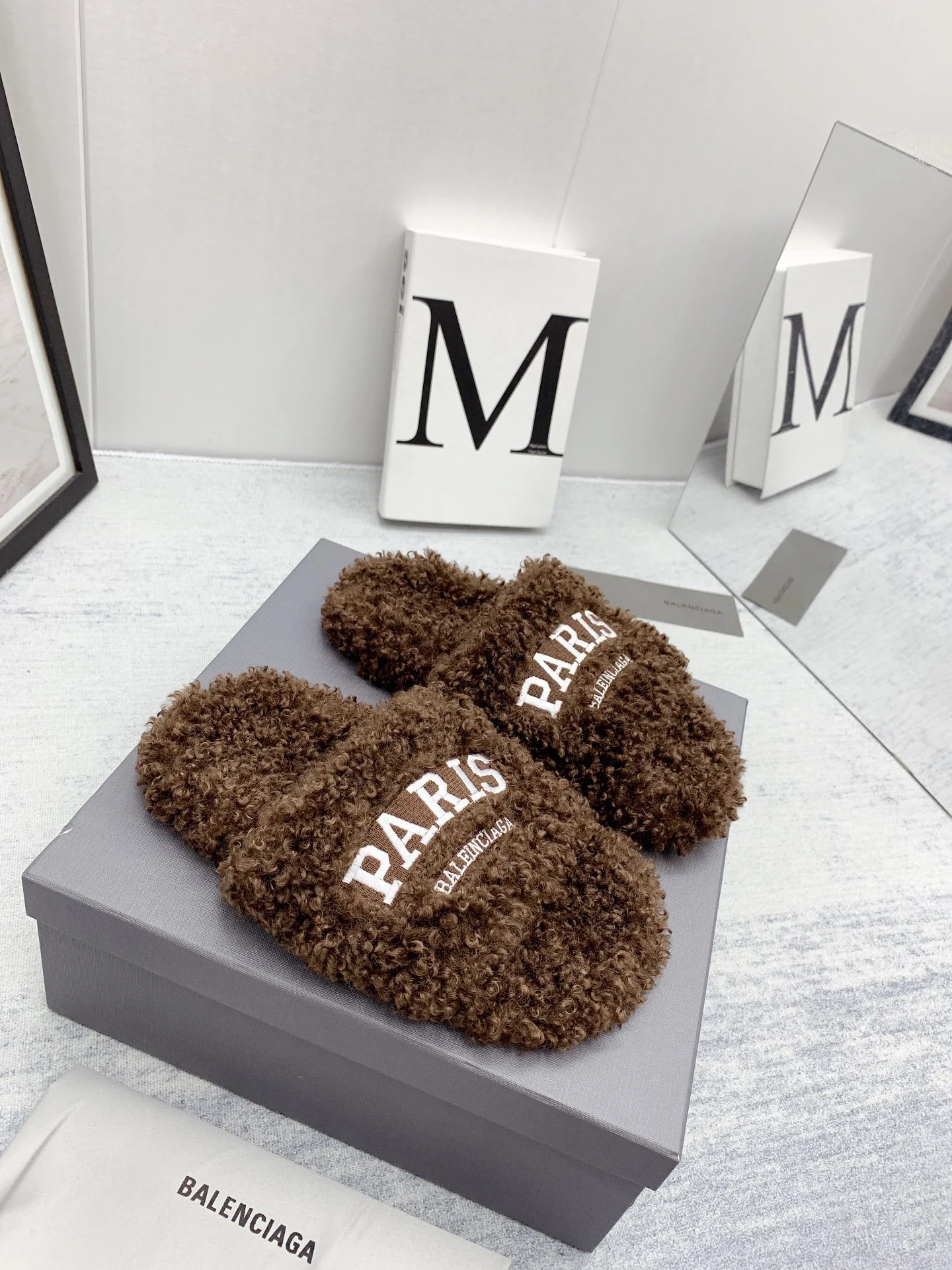 Новинка весны/лета от Balenciaga: вышитые тапочки из кудрявого меха — размеры 35-41.