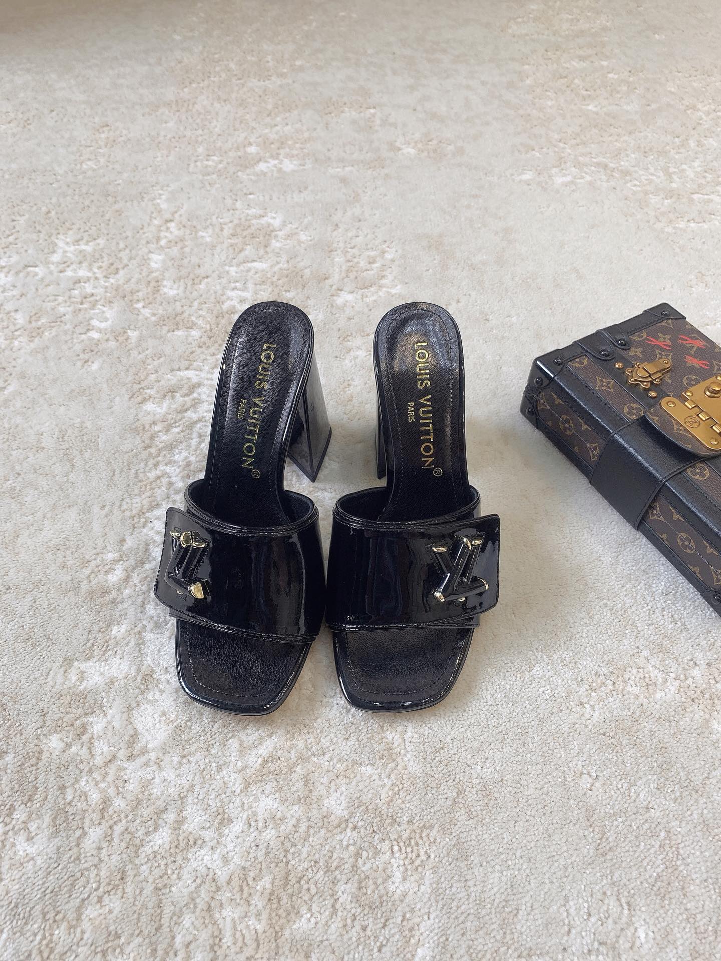 Новинка сезона весна/лето 2023 от LV - Туфли на высоком каблуке - Черные