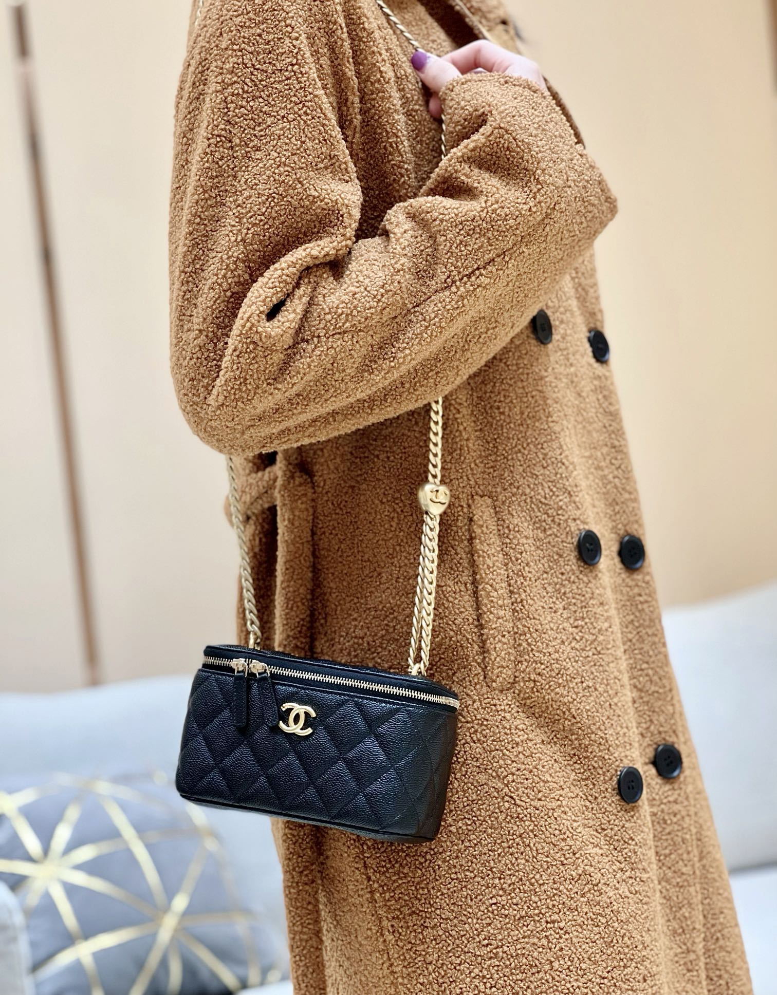 Новинка сезона весна/лето 2023 от Chanel - цепочка-шар, длинная, коробчатая - черная - фото в действии.