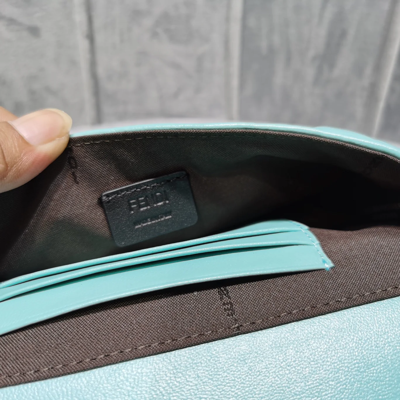 Сумка-багет Fendi Baguette Small Lake Green из натуральной кожи.