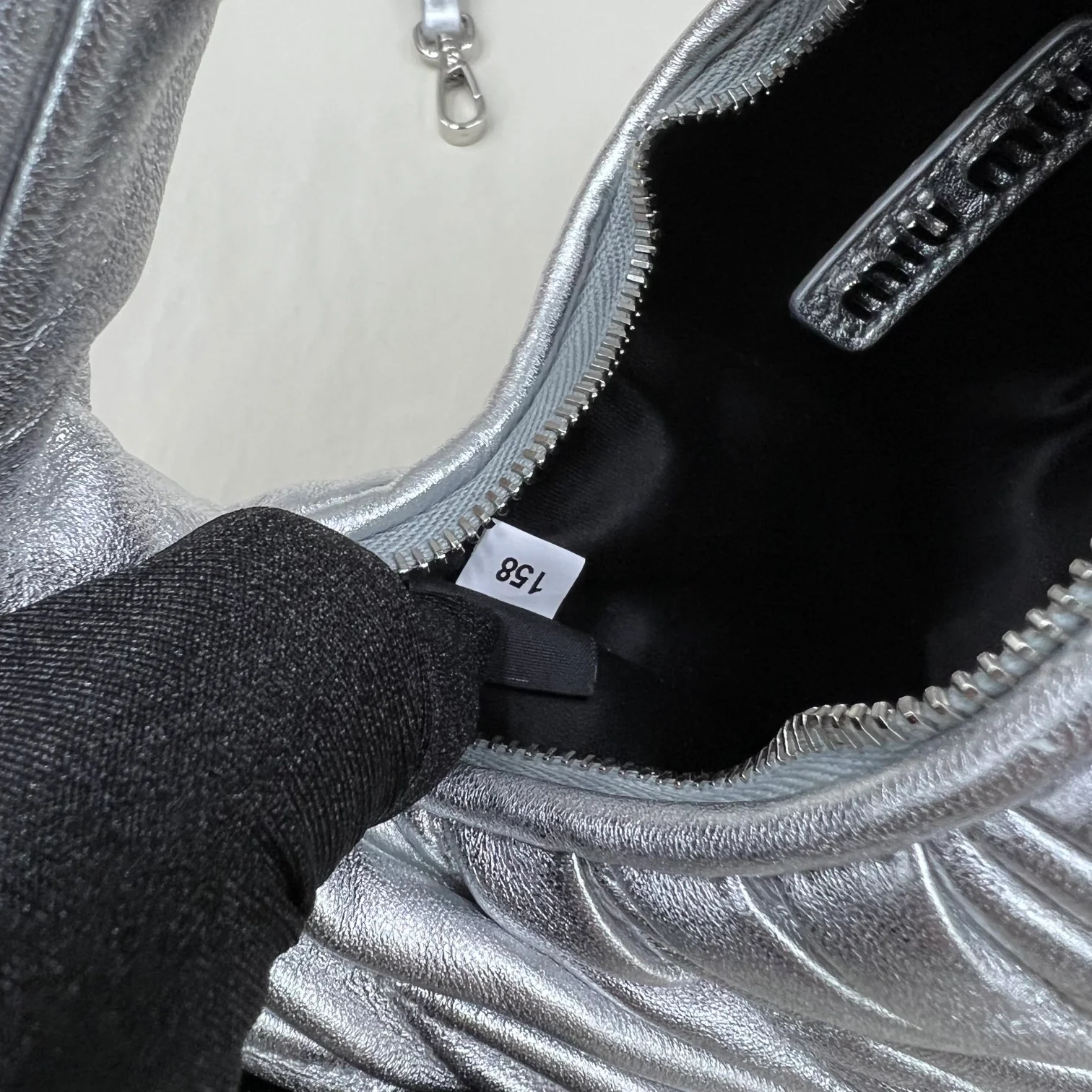 Сумочка Miu Miu Wander, миниатюрная, из овечьей кожи, серебристая.