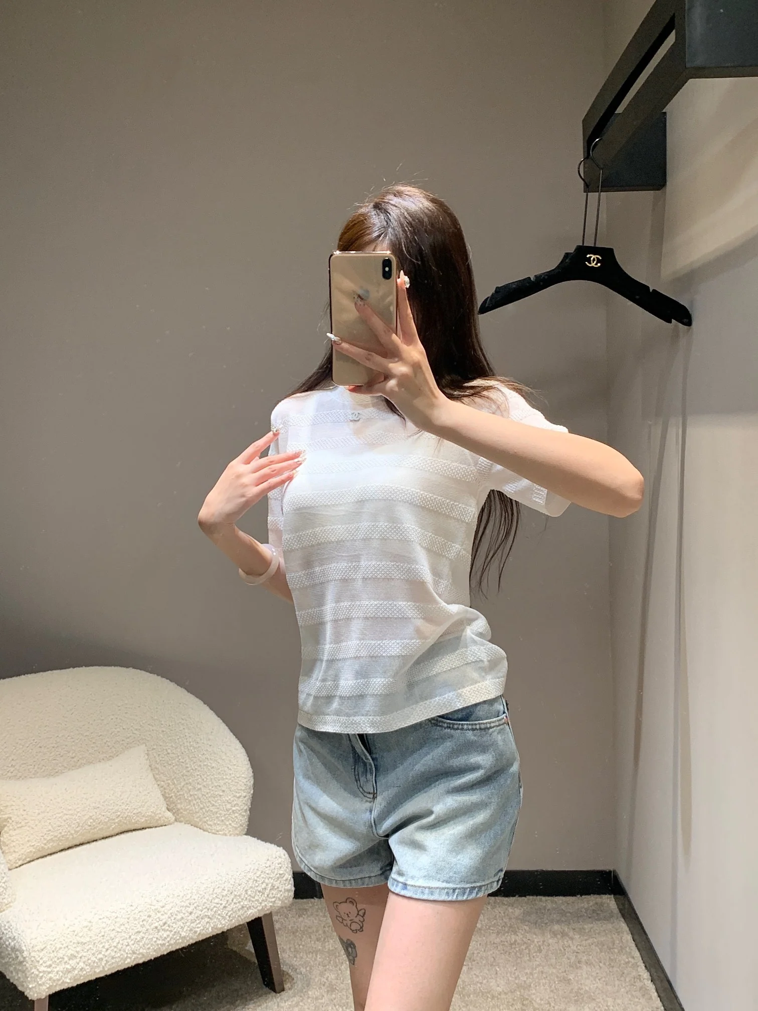 Chanel 2403 - Белый полосатый жаккардовый сетчатый топ с короткими рукавами и металлическим логотипом в виде двойной буквы С.