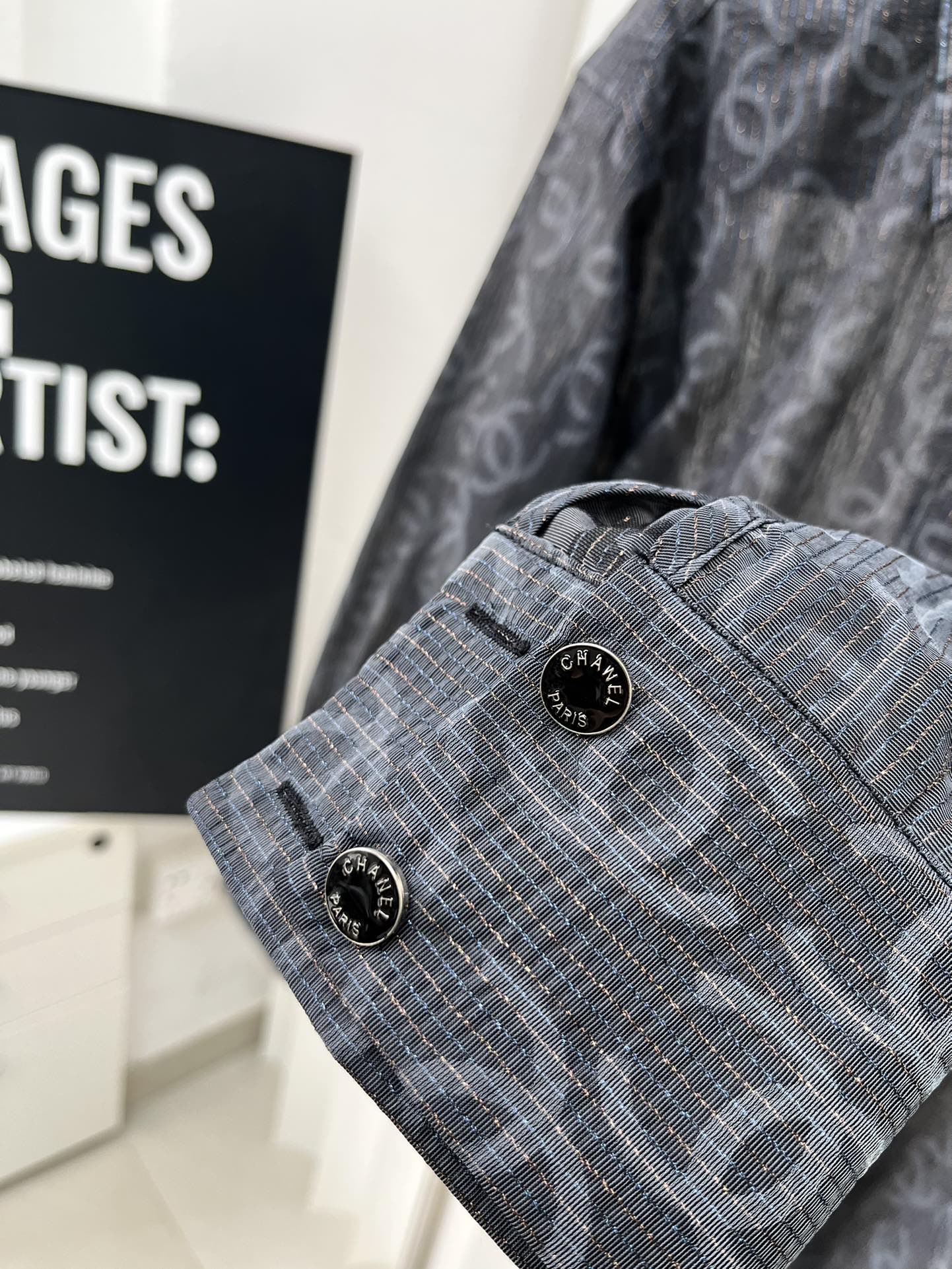 Рубашка Chanel 2403 с двойным С-образным воротником и темным узором - черная