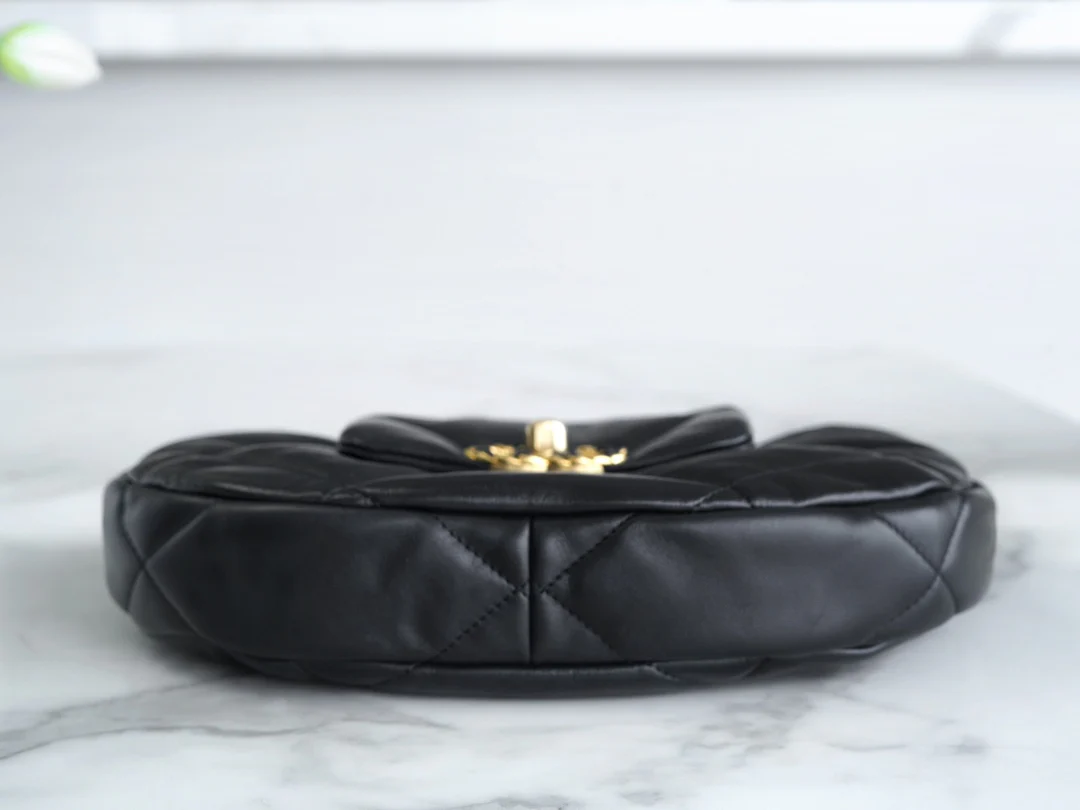 Новая коллекция Chanel ?Ранняя весна? — 24c — 19bag — сумка-хобо под мышкой — черная.