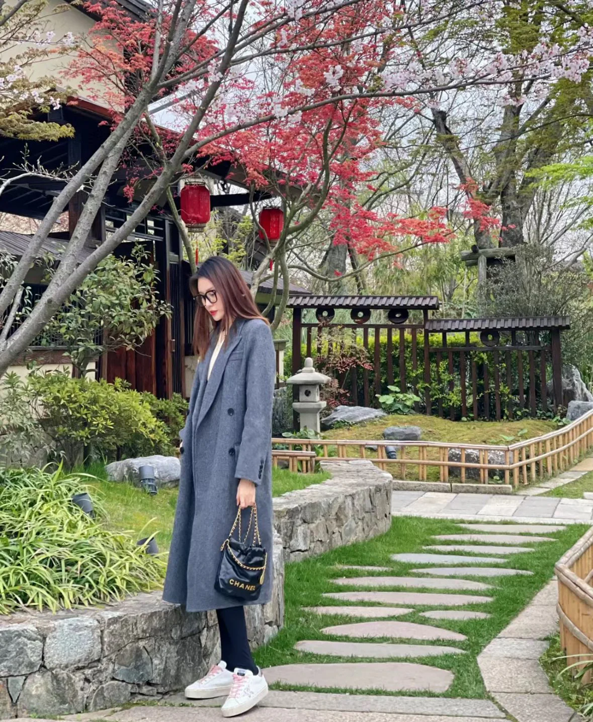 Сумка Chanel No. 22 — черная с золотой цепочкой — черная