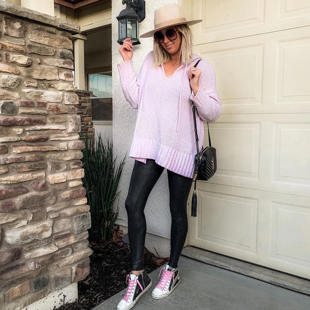 Фотосумка YSL Lou Bag — черная с золотой фурнитурой.