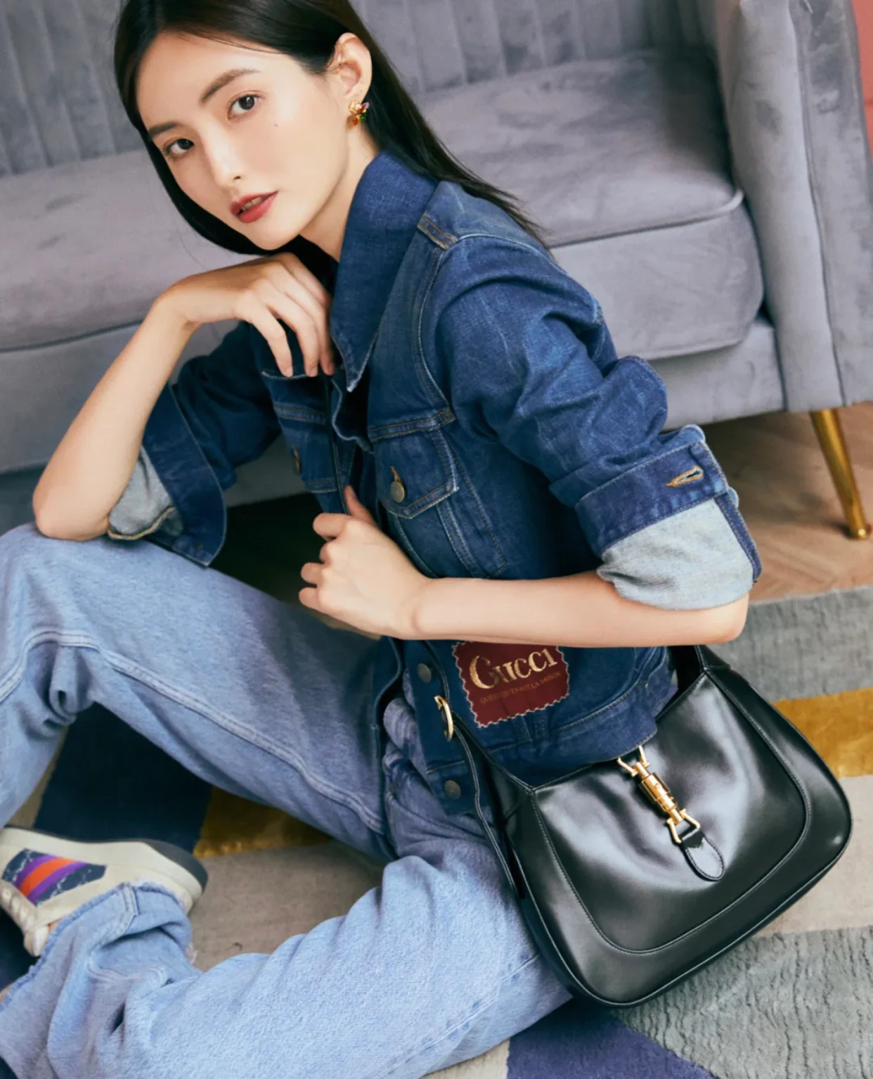 Опубликованы фотографии образа с курткой Gucci.