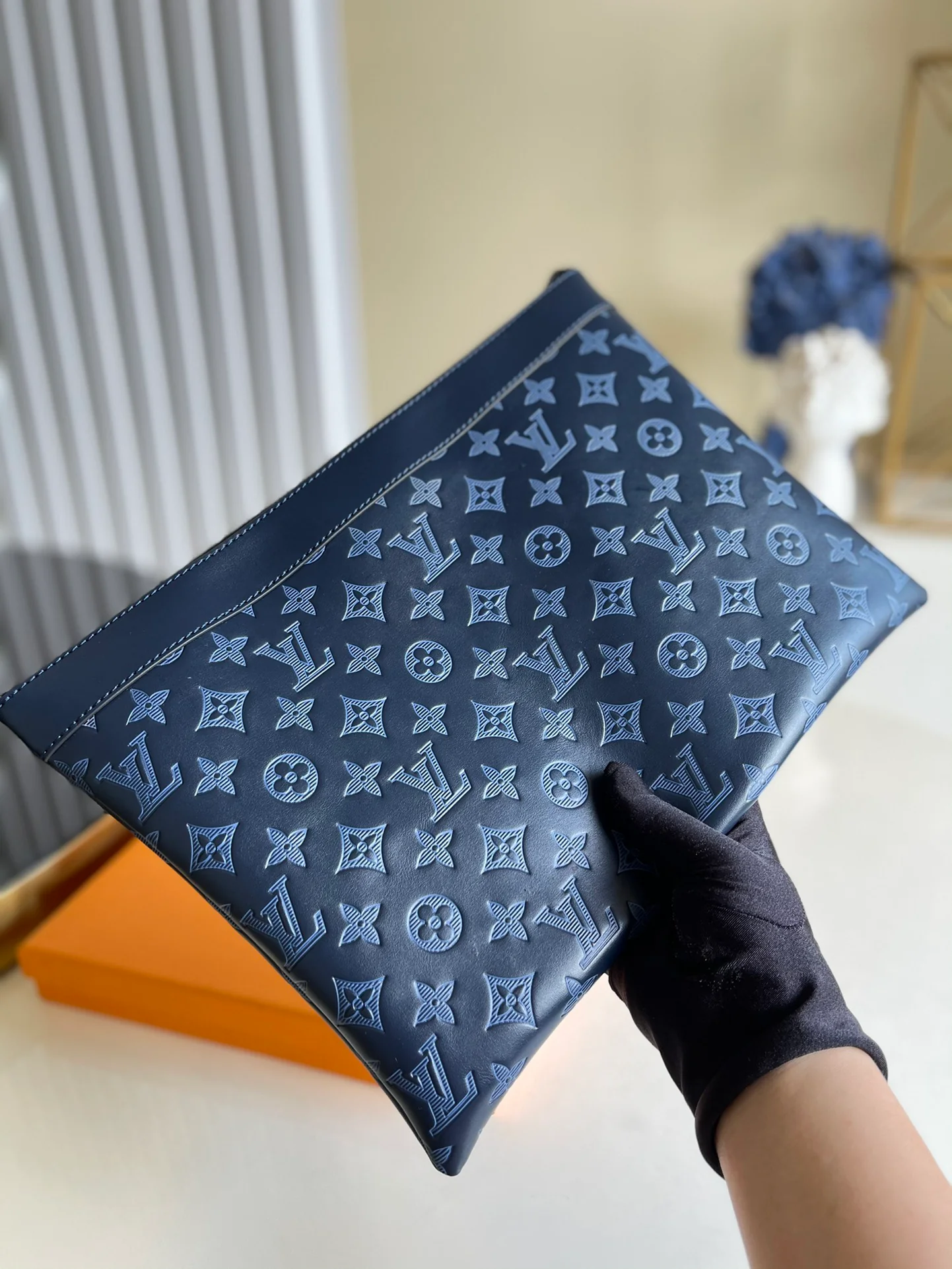 lv-m80425-discovery-pochette-large clutch bag