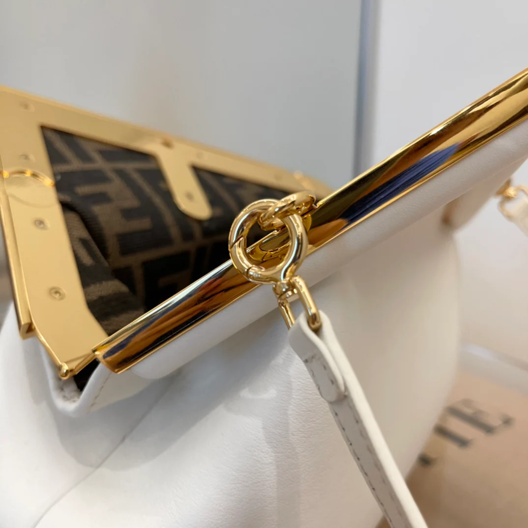 Сумка Fendi First, маленькая, белая.