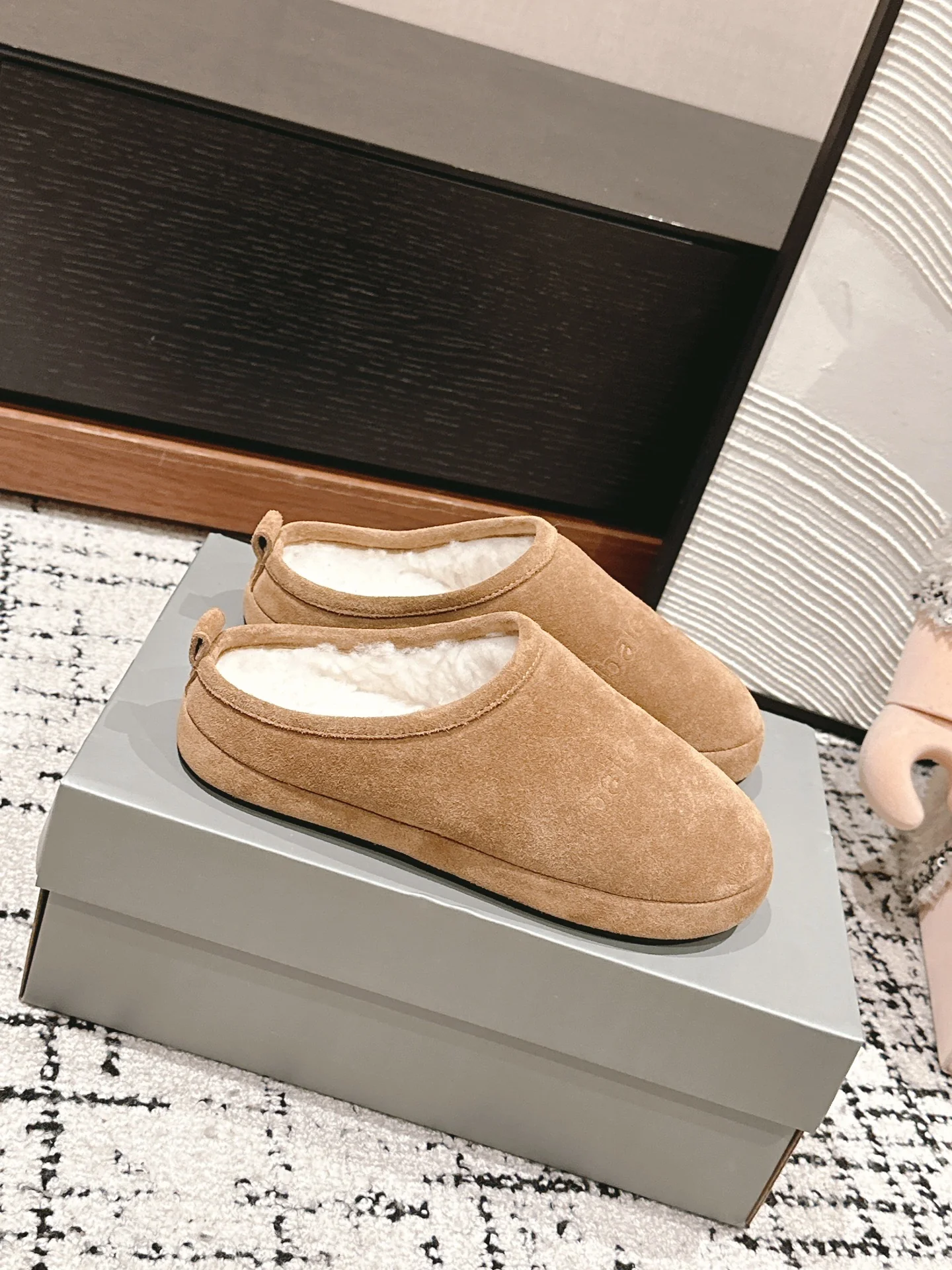 Меховые тапочки Balenciaga 2024 - Изображение коллекции - 1