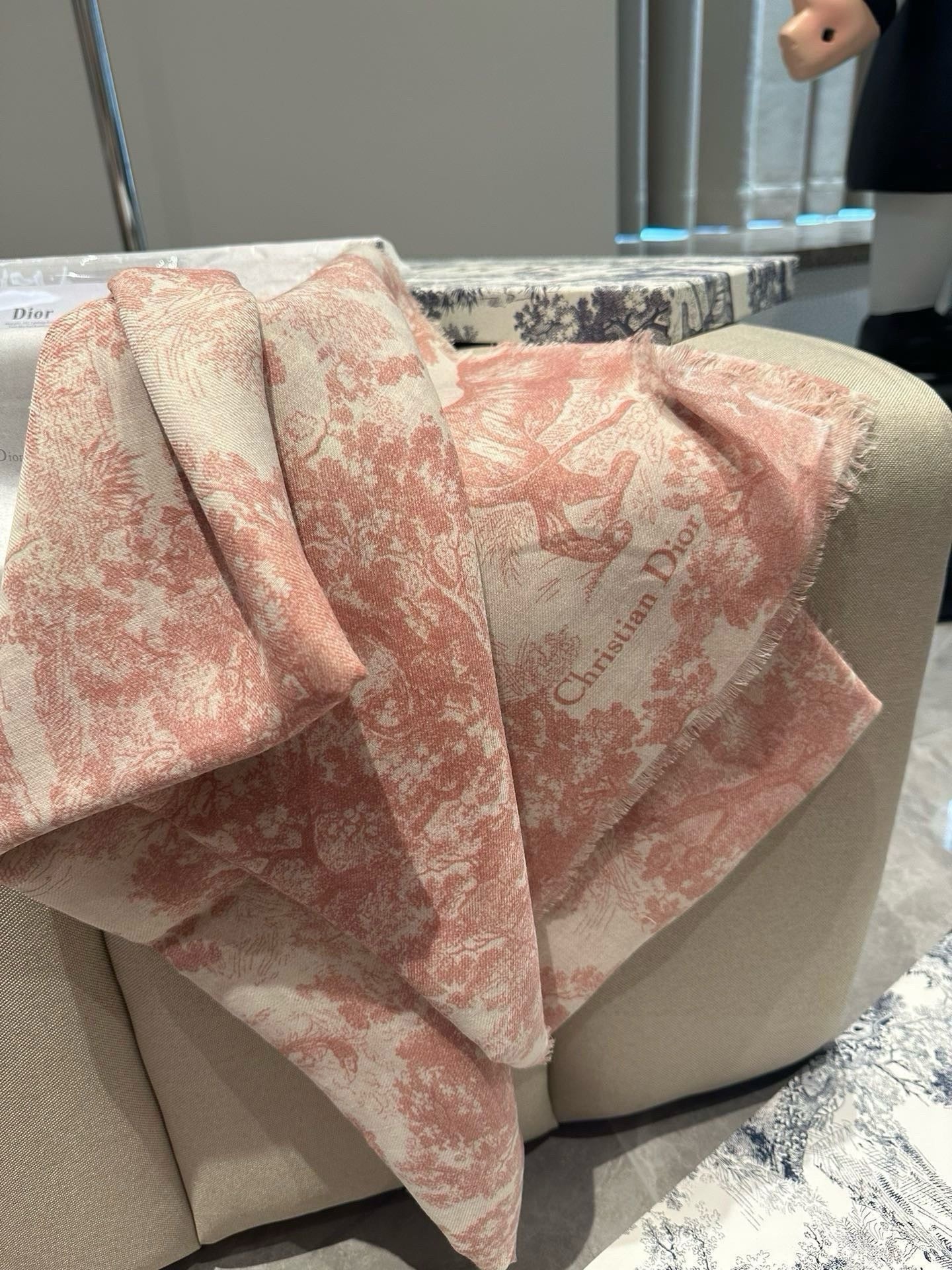 Платок Dior 2024 с анималистическим принтом - розовый