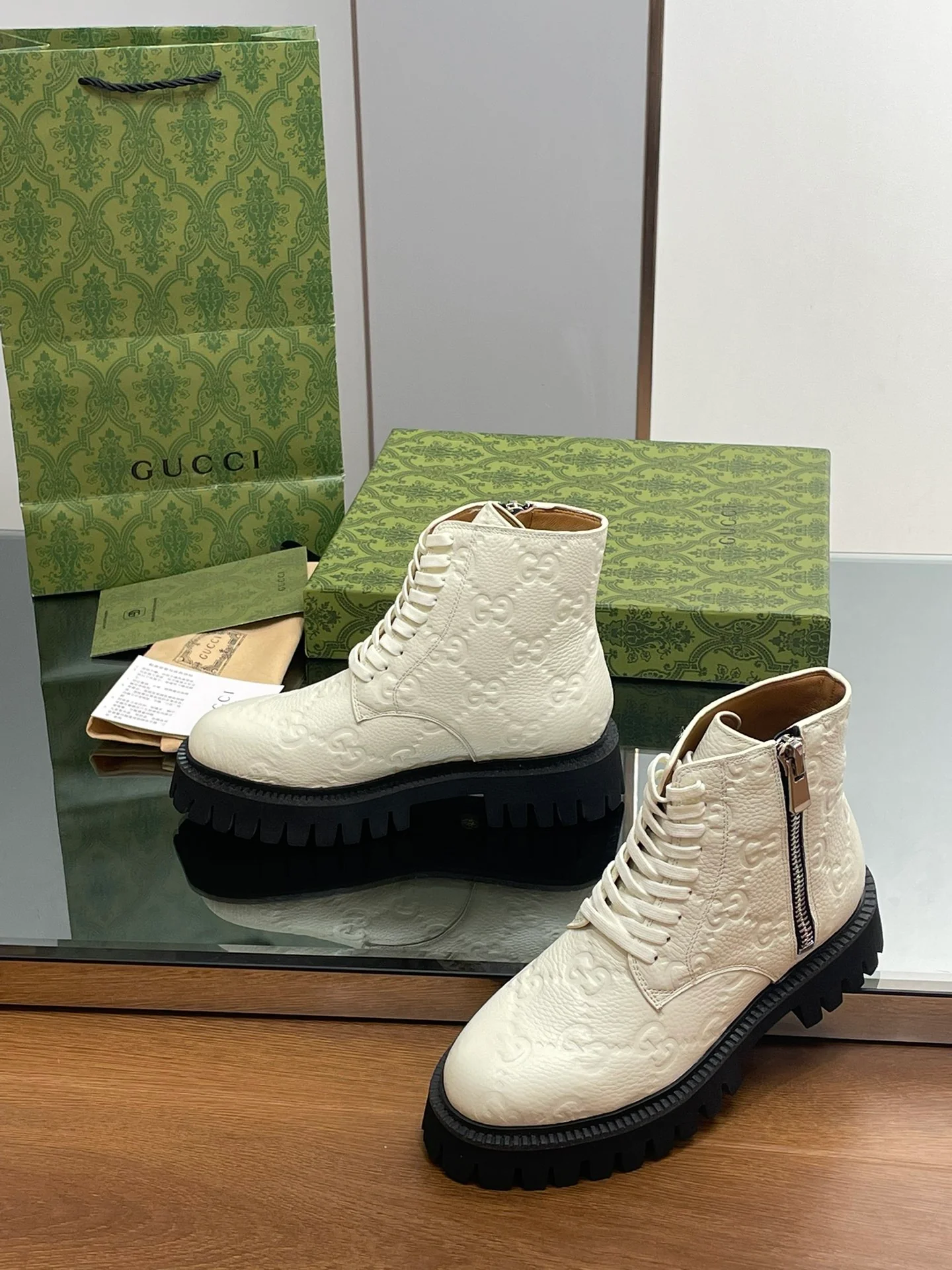 Новинка сезона осень/зима 2023 — Ботильоны Gucci с тиснением Double G — Белые