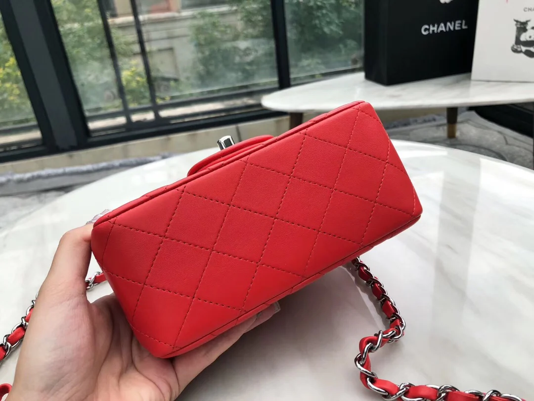 Сумка Chanel CF из коллекции весна/лето 2019 — квадратная сумка-квадрат — из овечьей кожи — красная с серебряными пряжками — 17 см