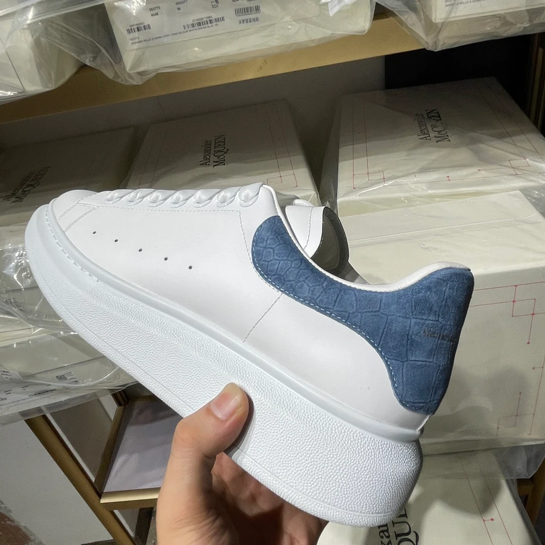 Классические белые кроссовки McQueen - унисекс - пыльно-голубой крокодиловый узор с замшевой пяткой - Премиум-издание