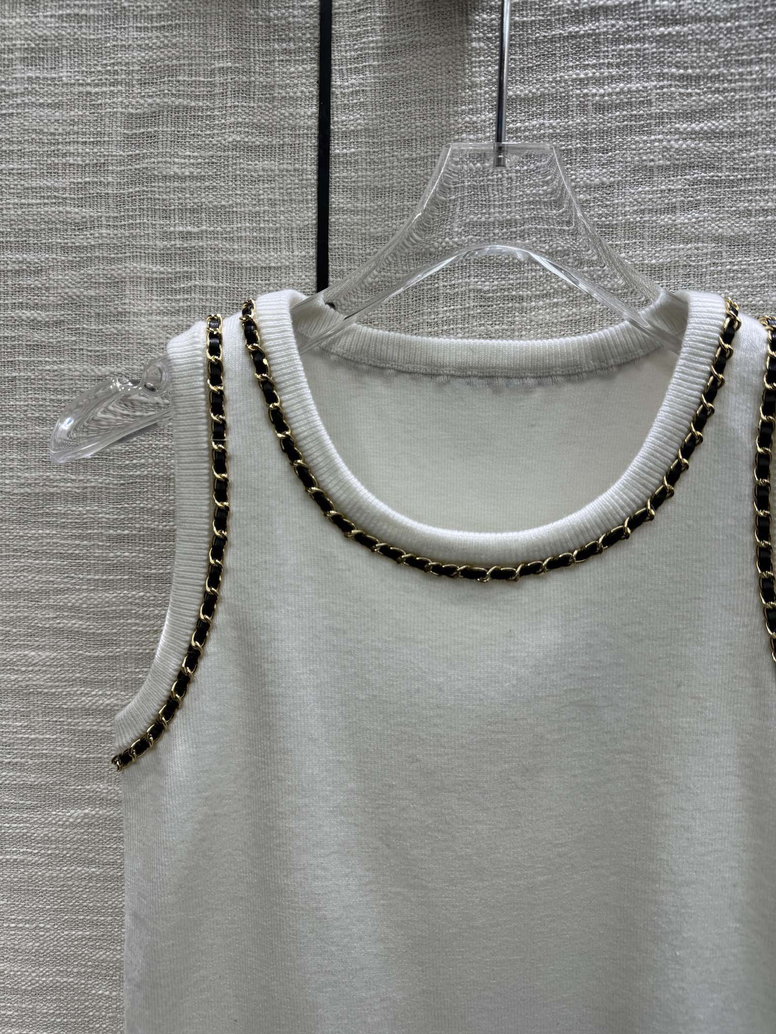 Жилет Chanel 2403 ручной вязки с цепочками - белый