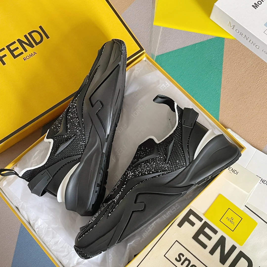 Новинка 2023 года от Fendi - кроссовки Flow Series Flyknit - черно-серебристые.