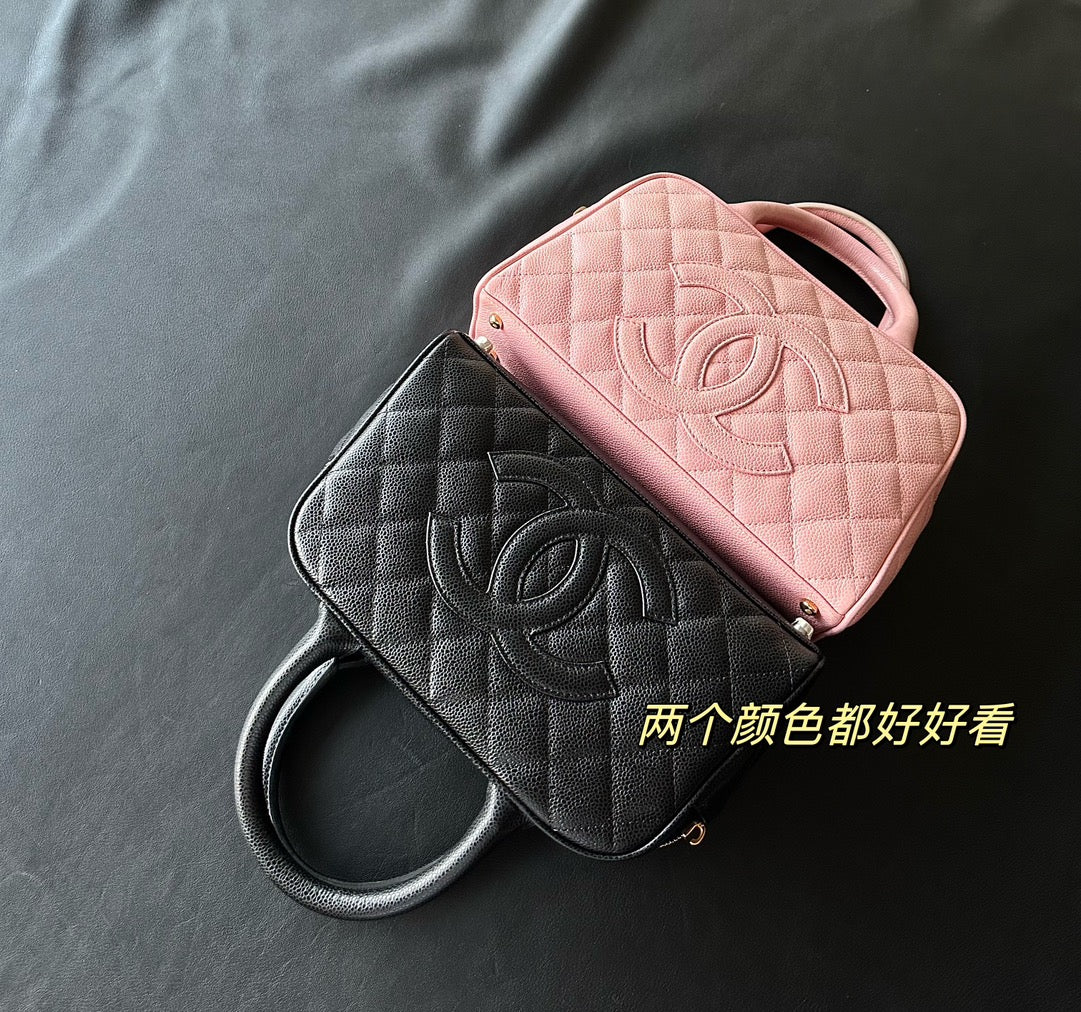 Винтажная сумка-боулинг Chanel из икры, розовая.