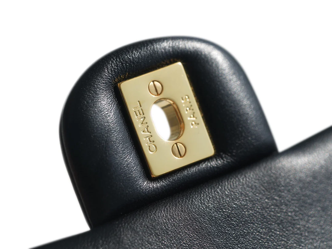 Мини-сумка Chanel CF 20 см из черной овечьей кожи с золотой пряжкой CF20