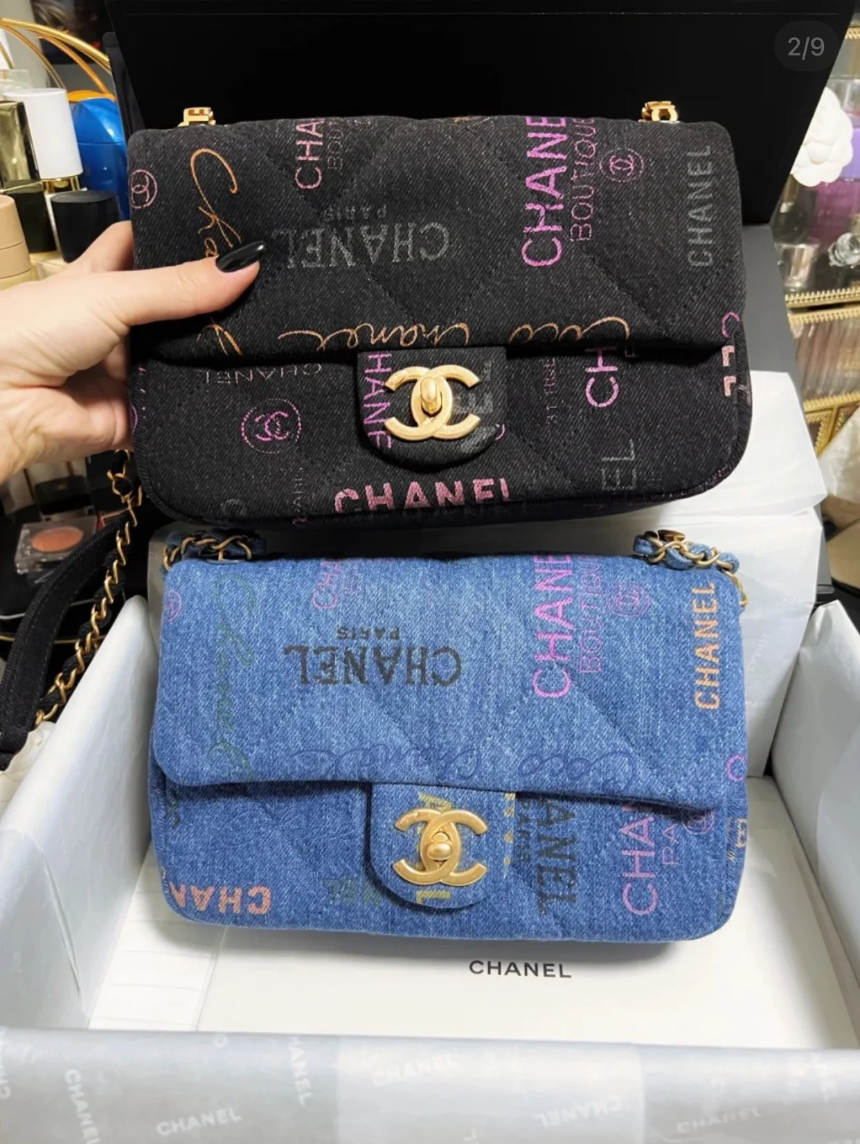 Сумка Chanel из коллекции весна/лето с граффити и джинсовой отделкой - CF Bag - 28 см