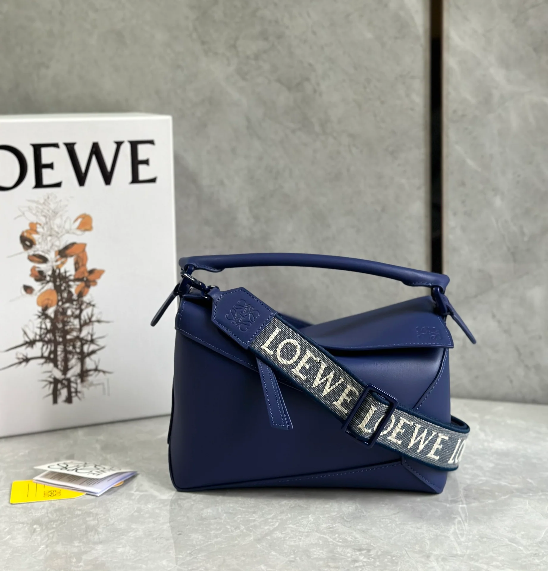 Сумка Loewe Puzzle Geometric с плечевым ремнем в виде буквы — темно-синяя.