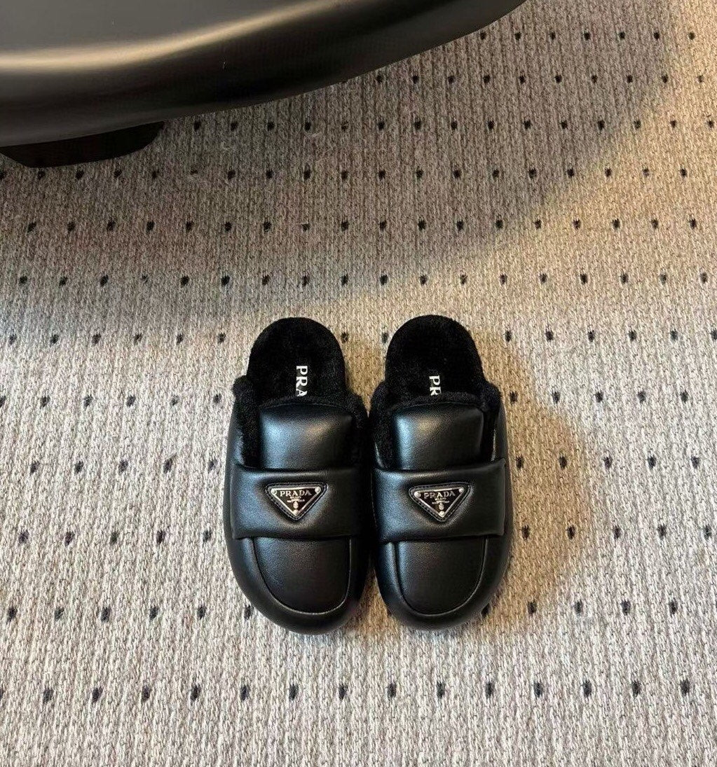 Новинка сезона осень/зима 2023 от Prada - Тапочки с объемным носком из овчины и меха - Черные