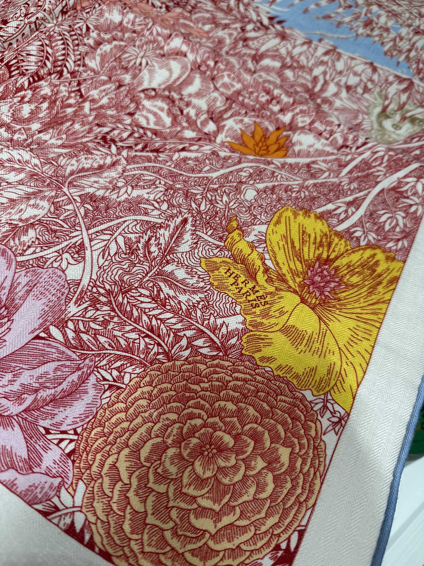 Большой шарф Hermes 2024 с цветочным рисунком — полностью розовый.