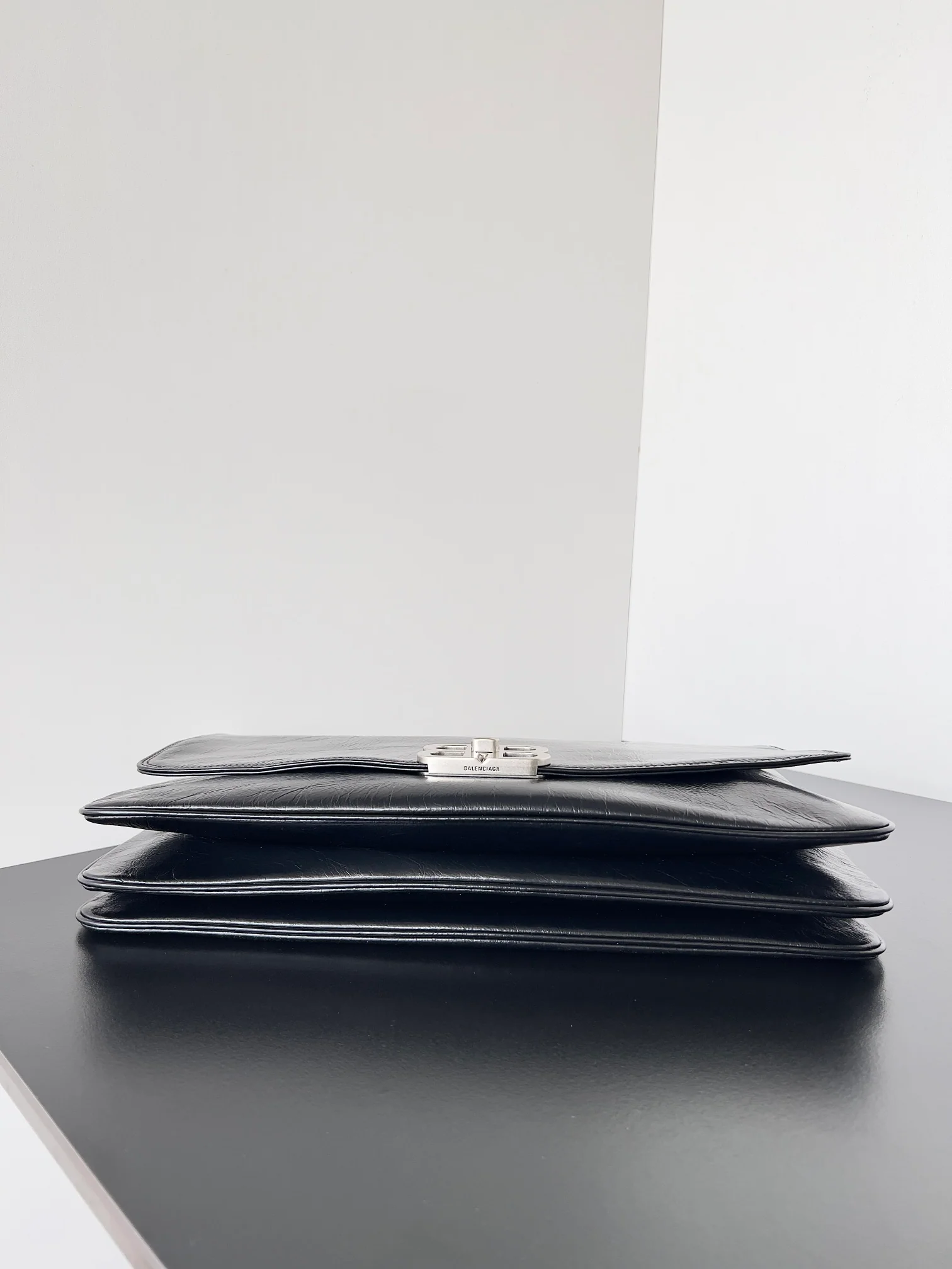 Большая сумка Balenciaga BB-Soft из черной телячьей кожи с клапаном и серебристой фурнитурой.