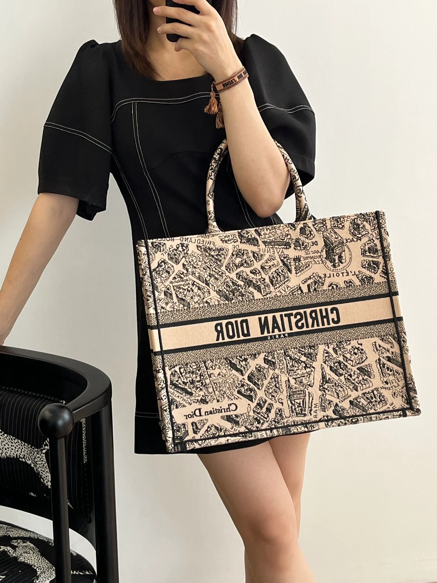 Новинка сезона весна/лето 2023 от Dior - Сумка-тоут - Карта Парижа - Абрикосовый цвет - Большой размер