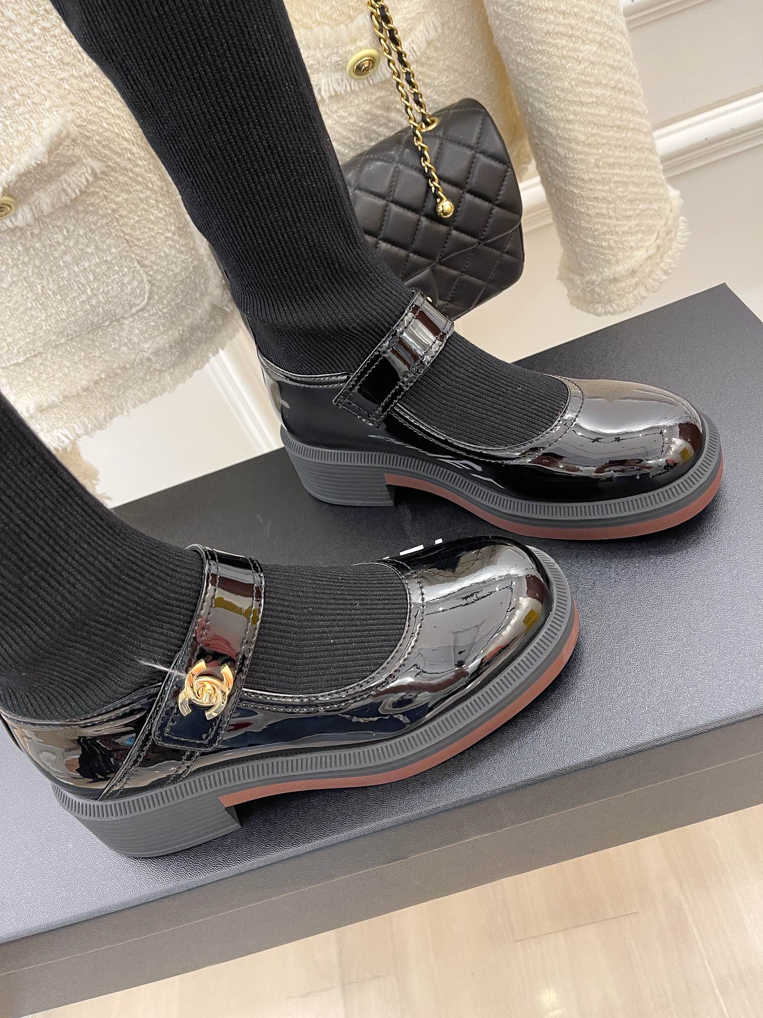 Новинки осенне-зимней коллекции Chanel 2023 — Ботильоны-носки — Кожаные туфли-носки