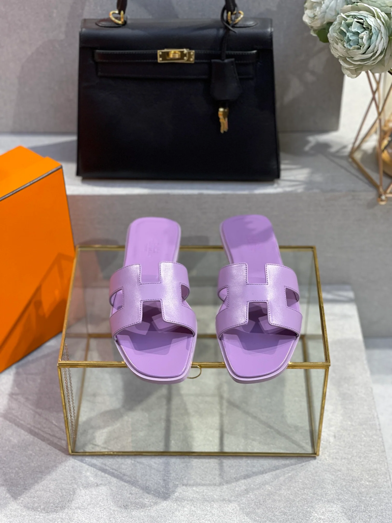 Hermes, новый цвет 2022 года - плоские тапочки H.