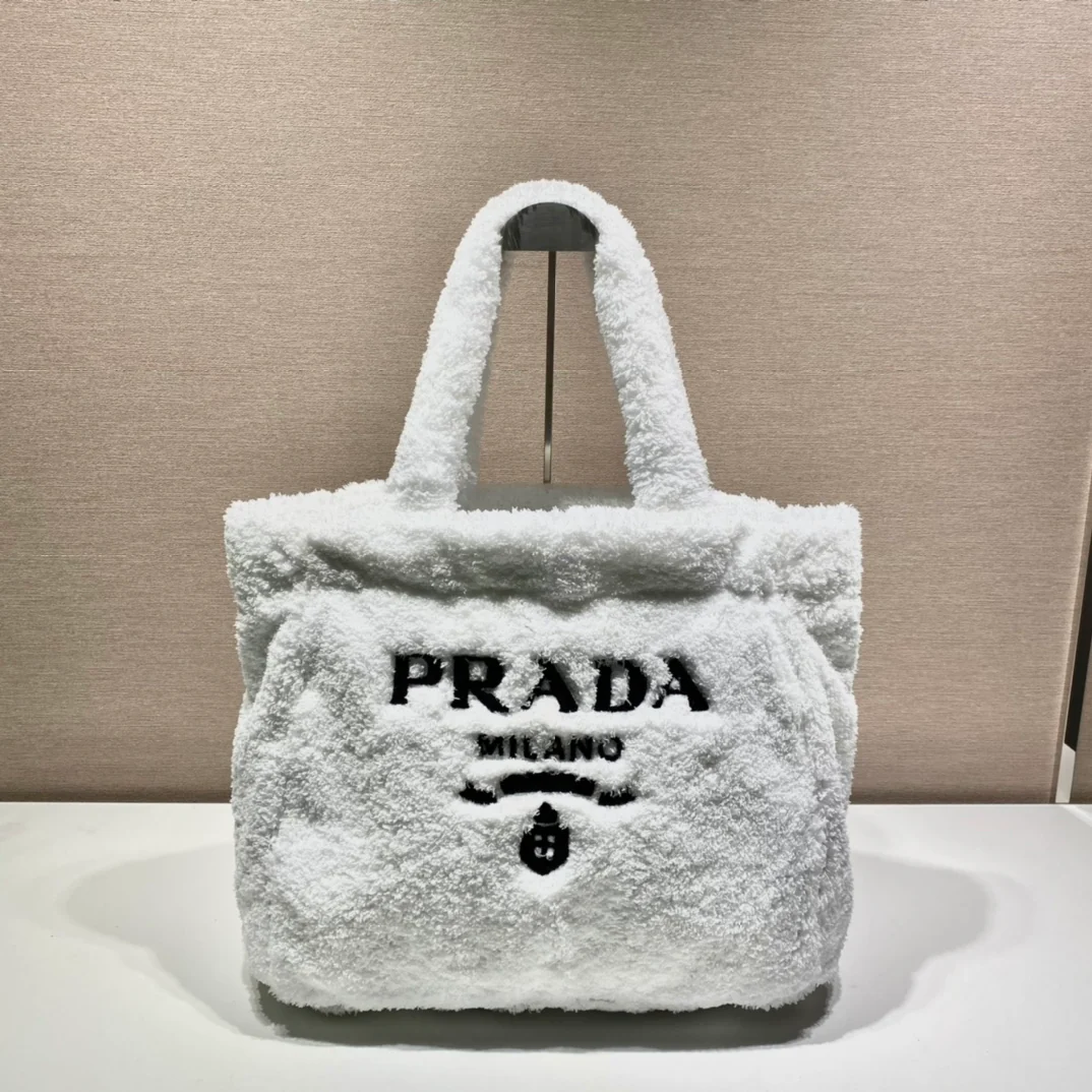 Сумка-полотенце Prada, белая.
