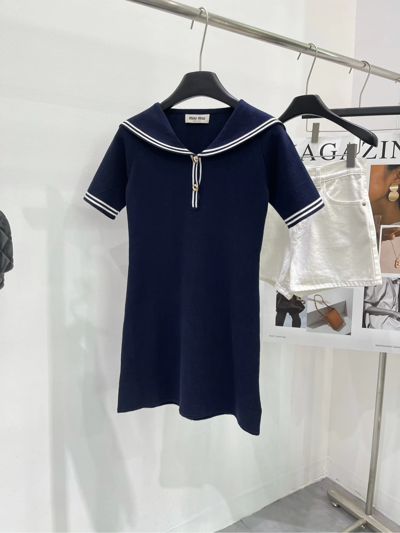 Платье Miu Miu-2404 с короткими рукавами и воротником, темно-синего цвета с белой отделкой