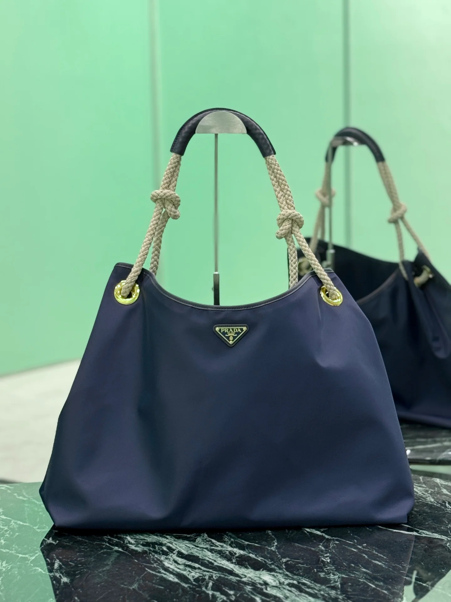 Сумка-тоут Prada 1BC244 из нейлона, большая, синяя.