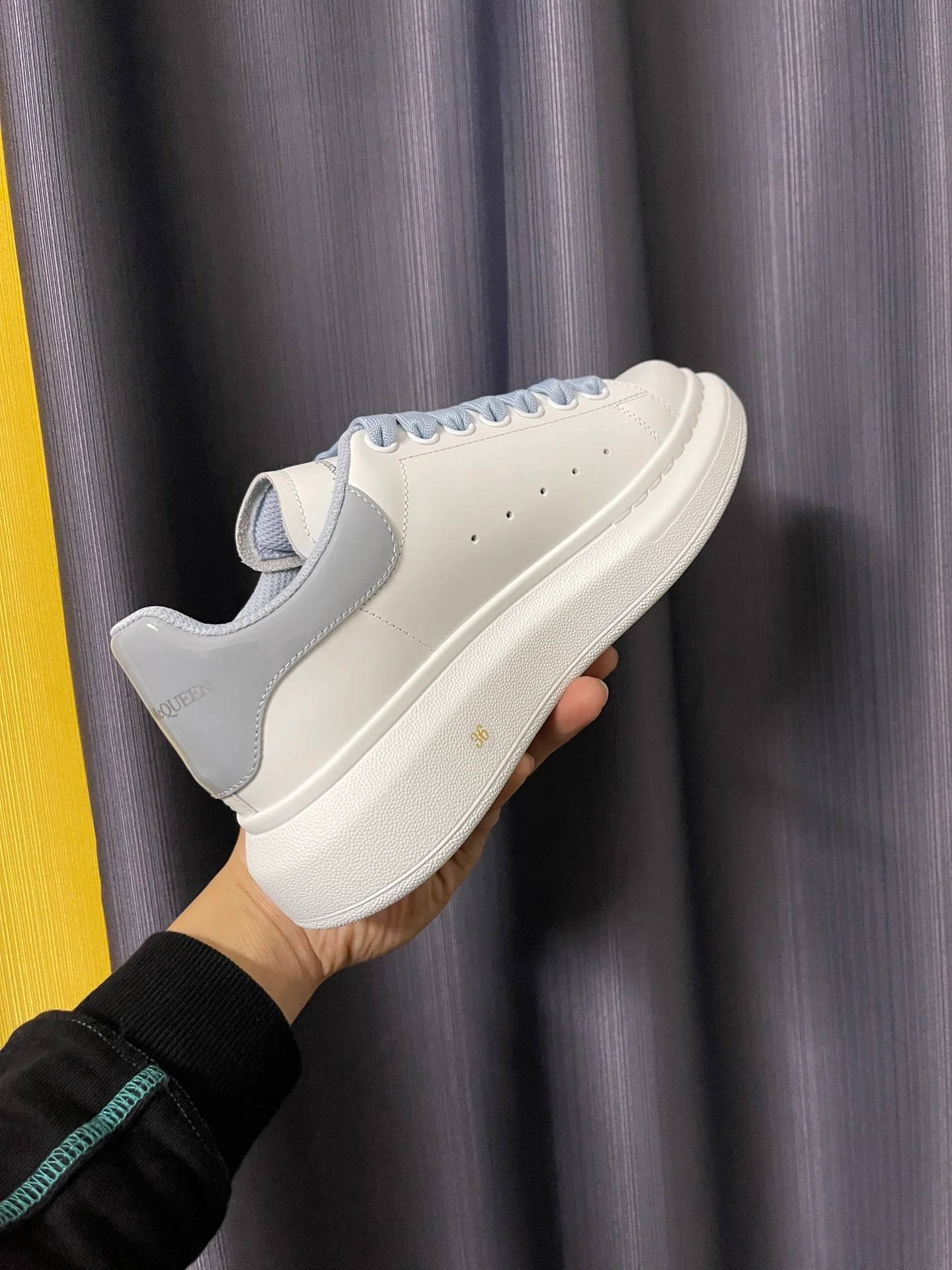 Классические белые кроссовки McQueen - унисекс - на каблуке из синей лакированной кожи - 1