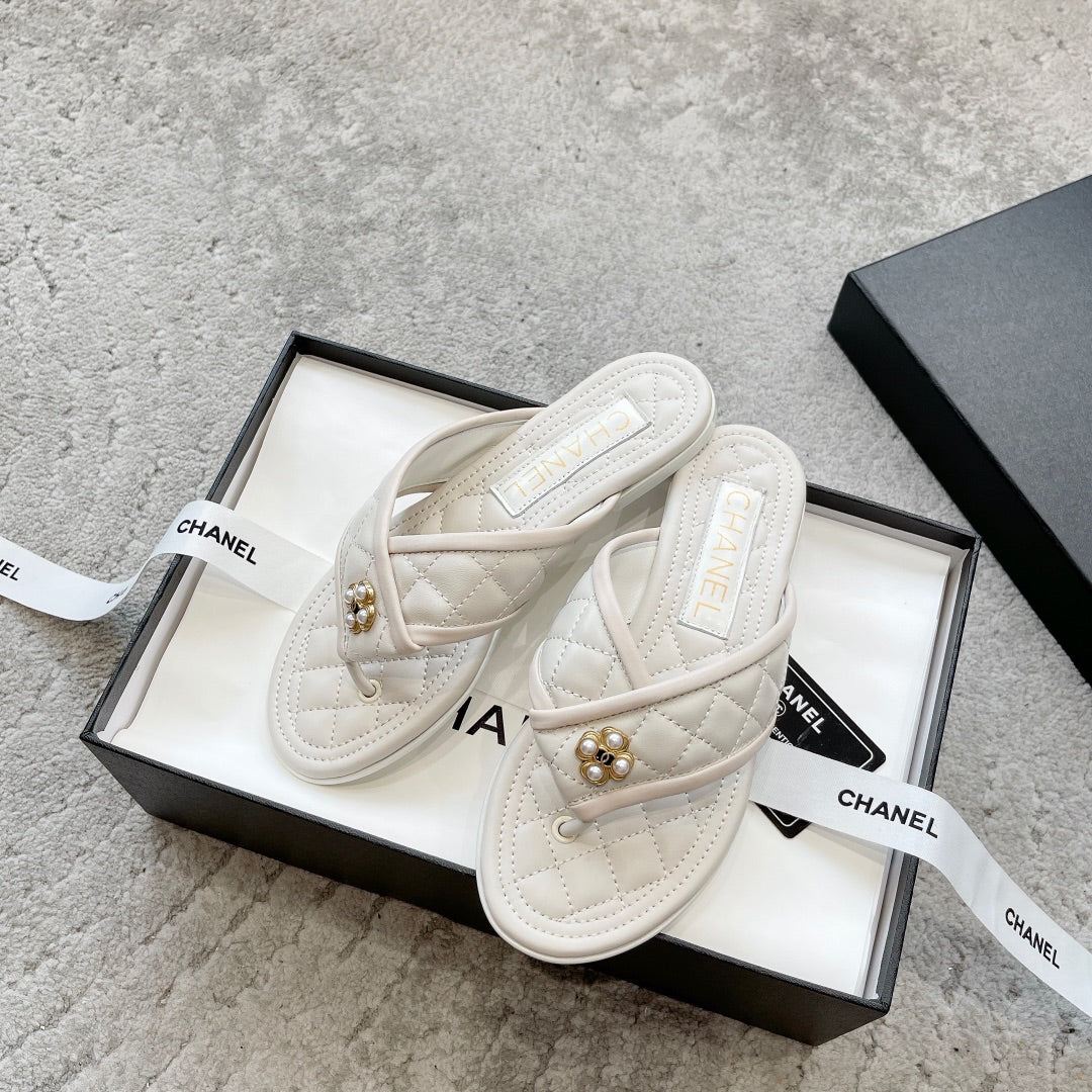 Новинка сезона весна/лето 2023 от Chanel - Тапочки с вышитым ромбовидным узором - Белые