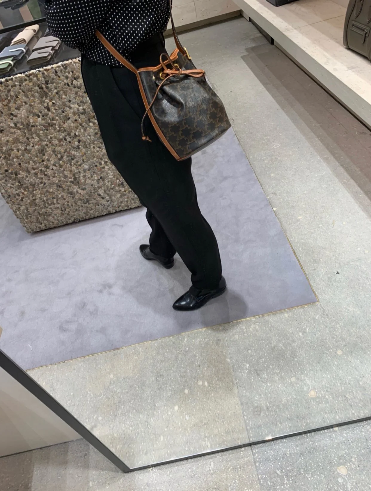 Маленькая холщовая сумка Celine Triomphe на завязках - желто-коричневая с монограммой.