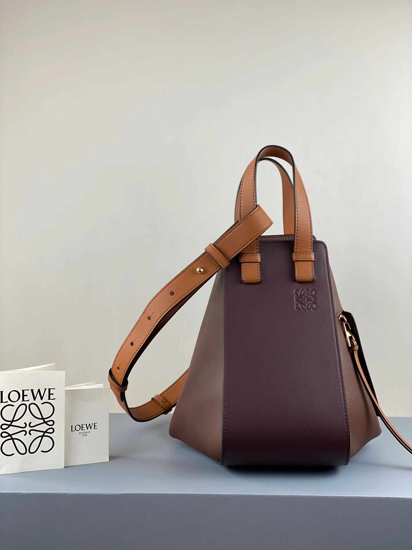 Гамак Loewe, маленький, 13,5x25x30 см, из гладкой кожи, бордово-коричневого цвета.