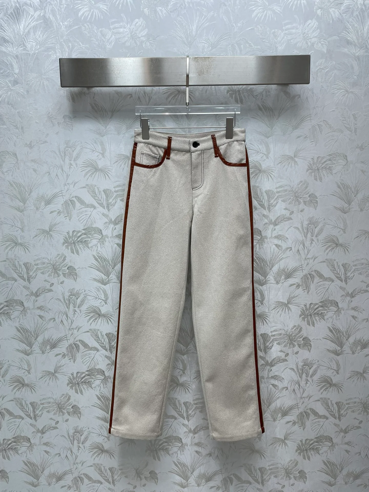 Miu Miu - Коллекция брюк из канваса и кожи весна/лето 2404-24 с вышитым логотипом