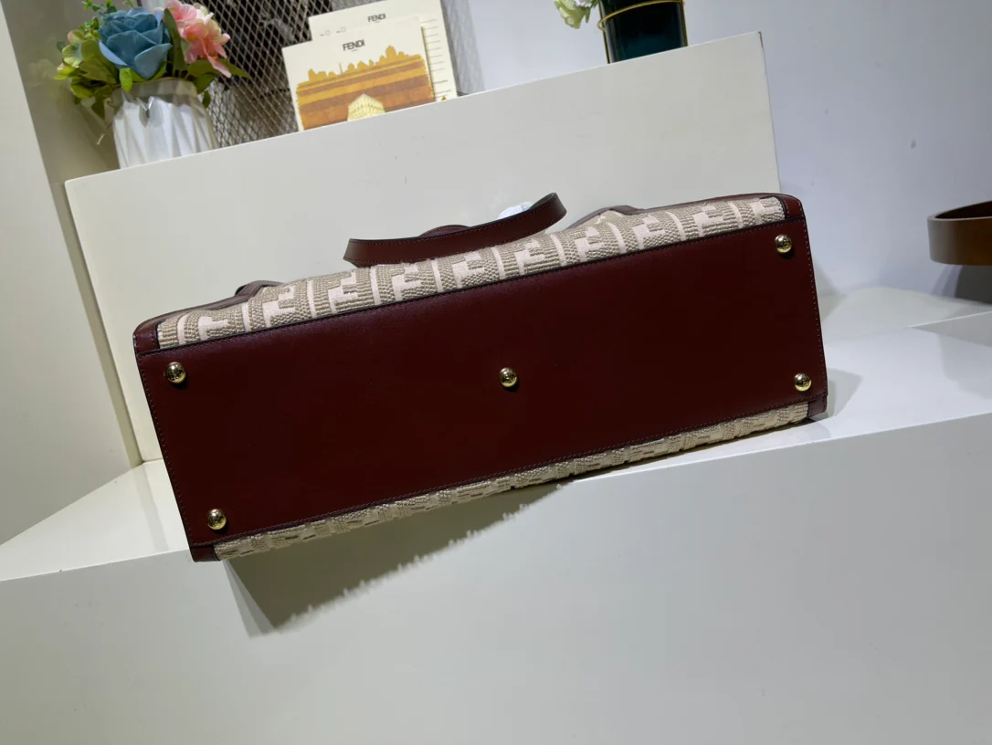 Сумка-тоут Fendi Peekaboo с ручкой из абрикосового холста.