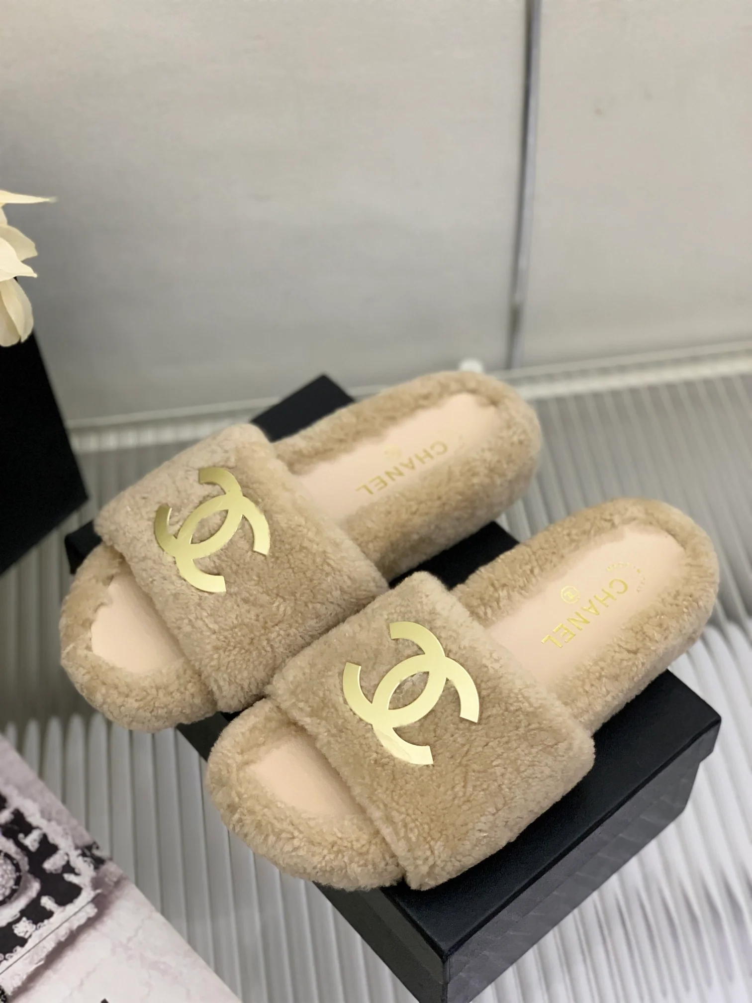 Новинка весны 2022 года от Chanel - Меховые тапочки
