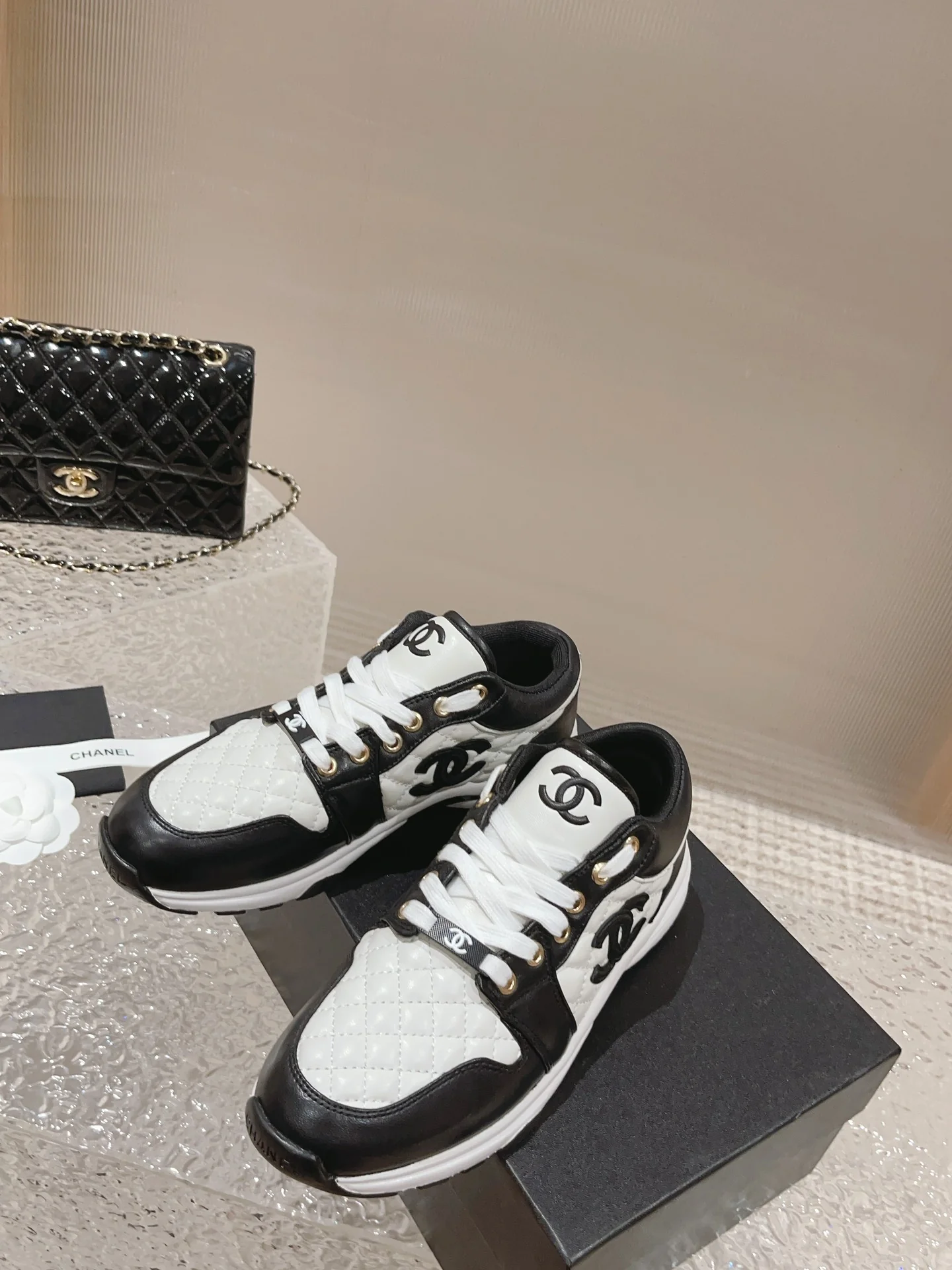 Низкие повседневные кроссовки Chanel - черные с ромбовидным узором