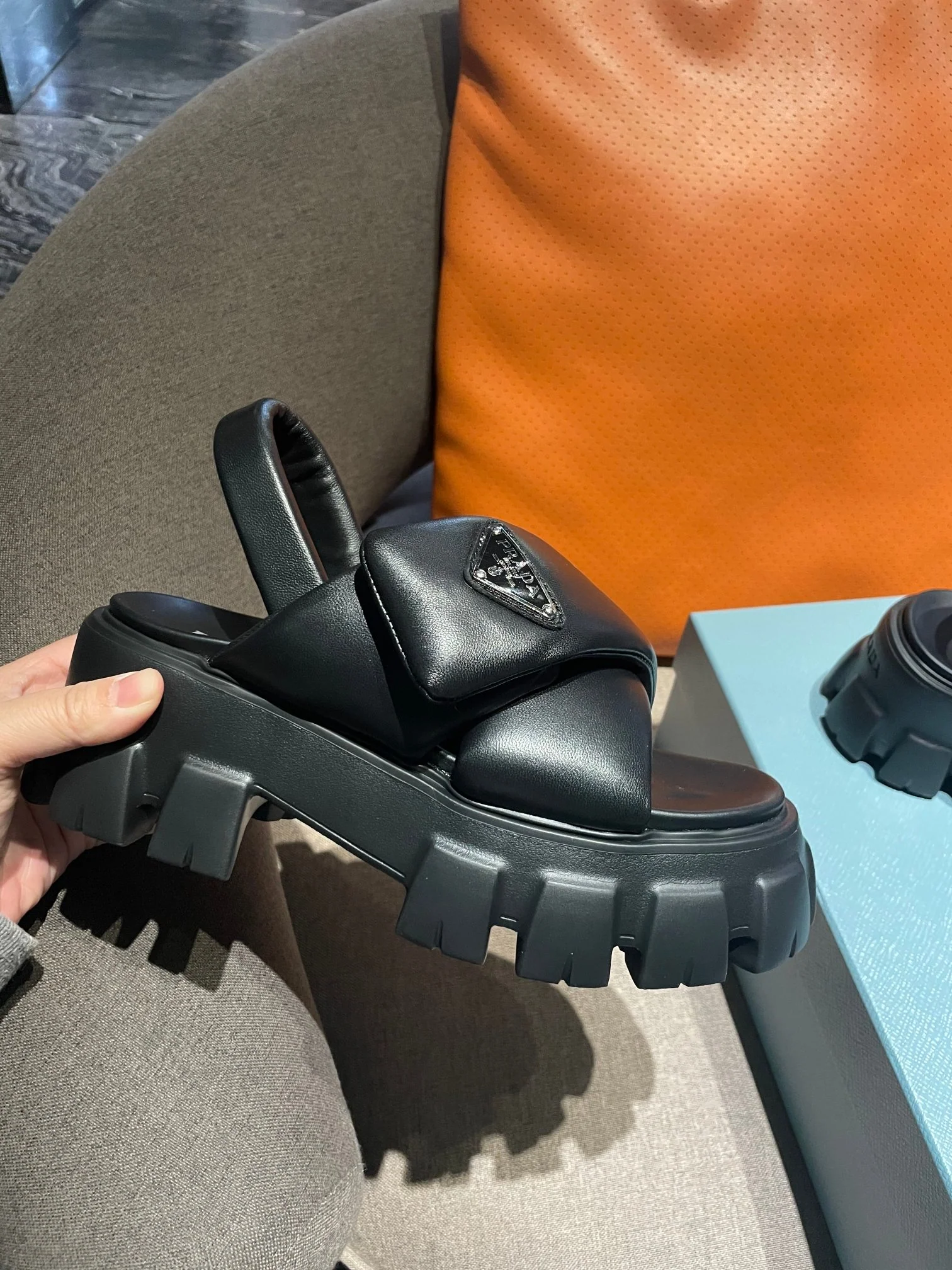 Новинка весны 2023 года от Prada - сандалии-пуховики - черные.