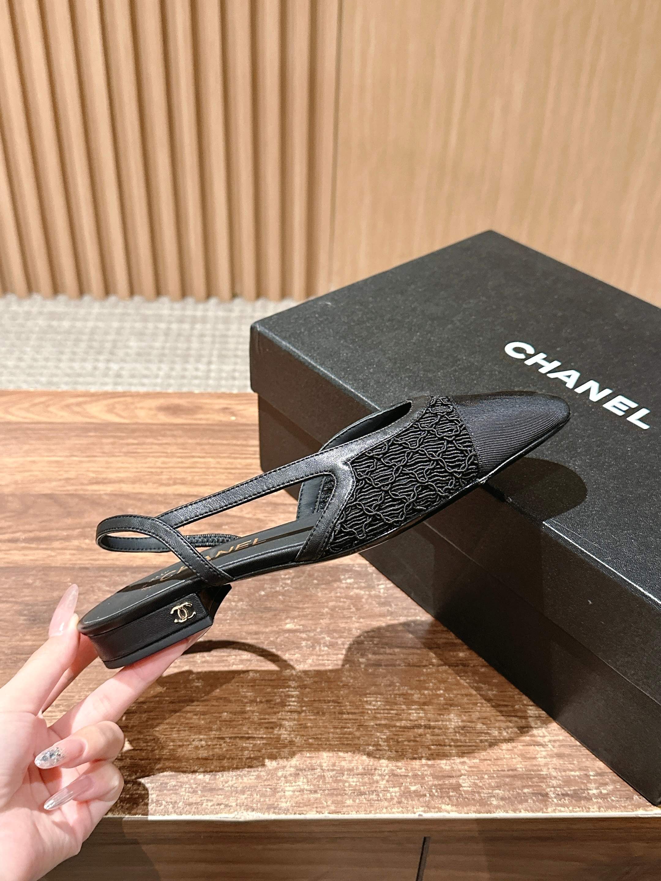 Chanel - Балетки с кружевом и лоскутным узором из шандунского шелка - Черные