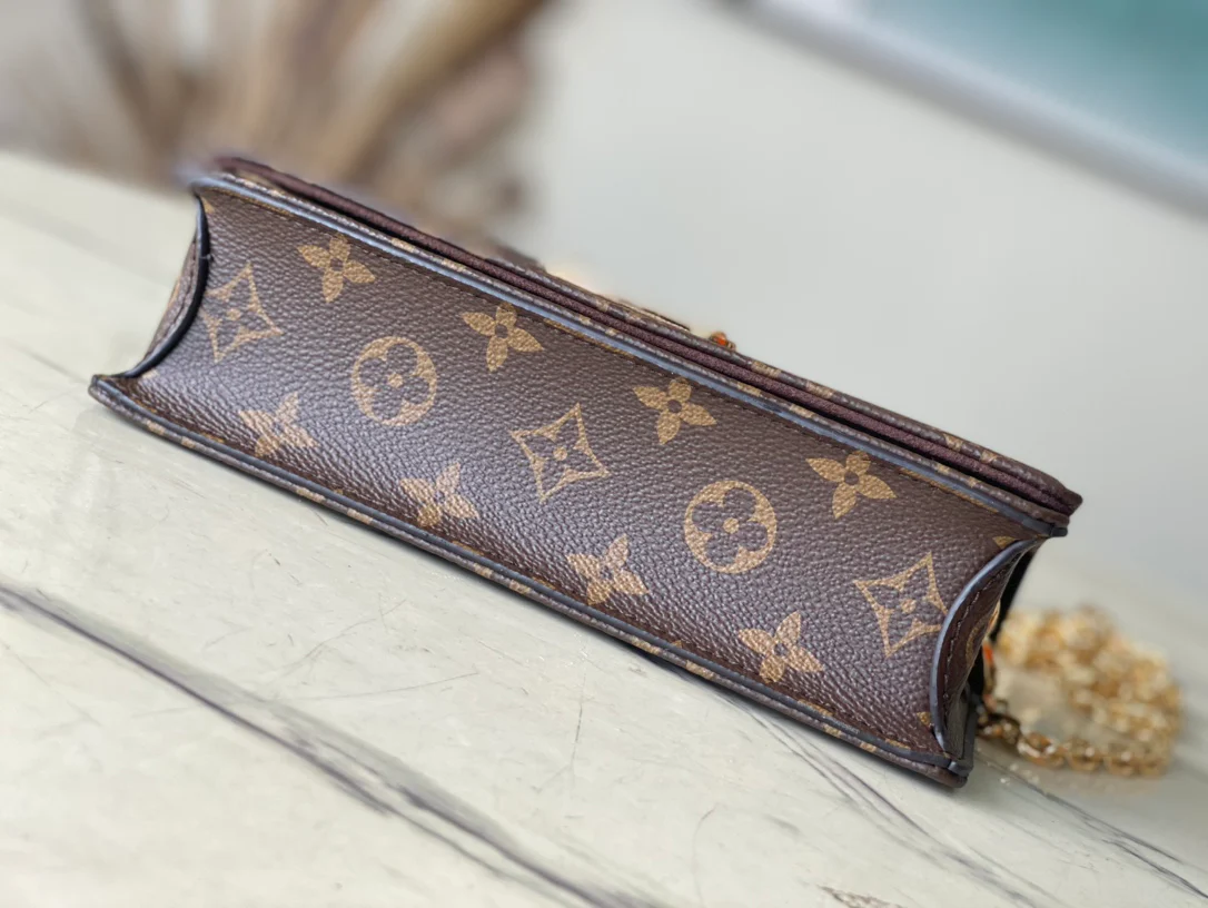 m82509-LV-кошелек-на-цепочке-лилия