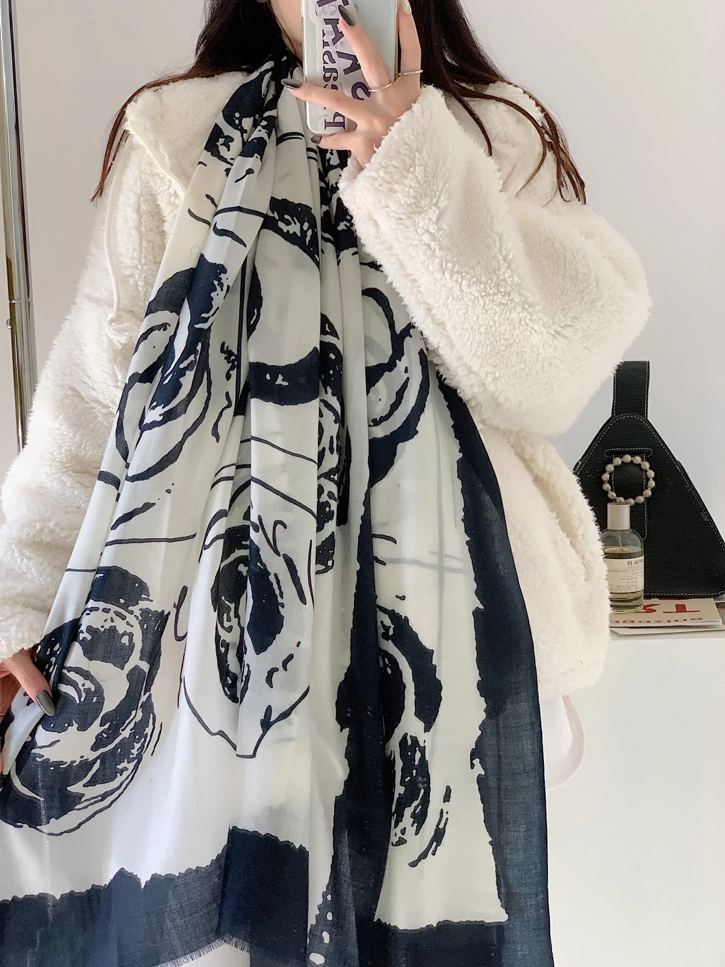 Шарф из коллекции Chanel Camellia