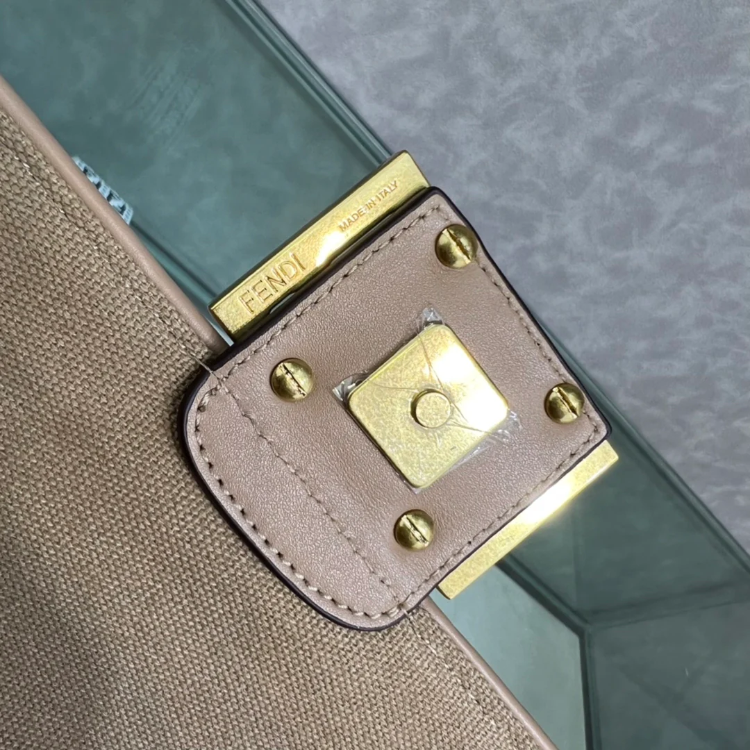 Сумка-багет Fendi Baguette — маленькая сумка-багет с радужной вышивкой.