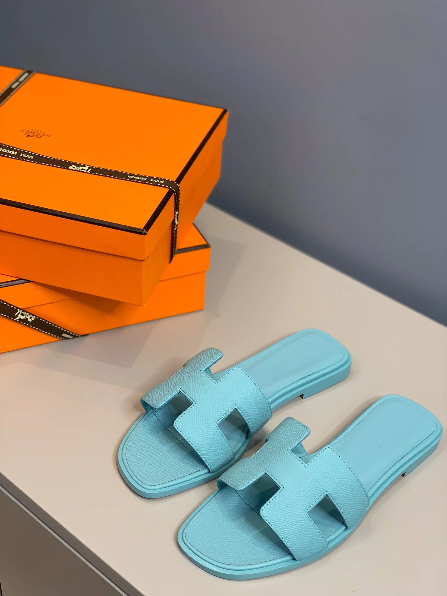 Новинка 2022 года от Hermes - Тапочки с отпечатком руки в форме буквы H - Светло-голубые