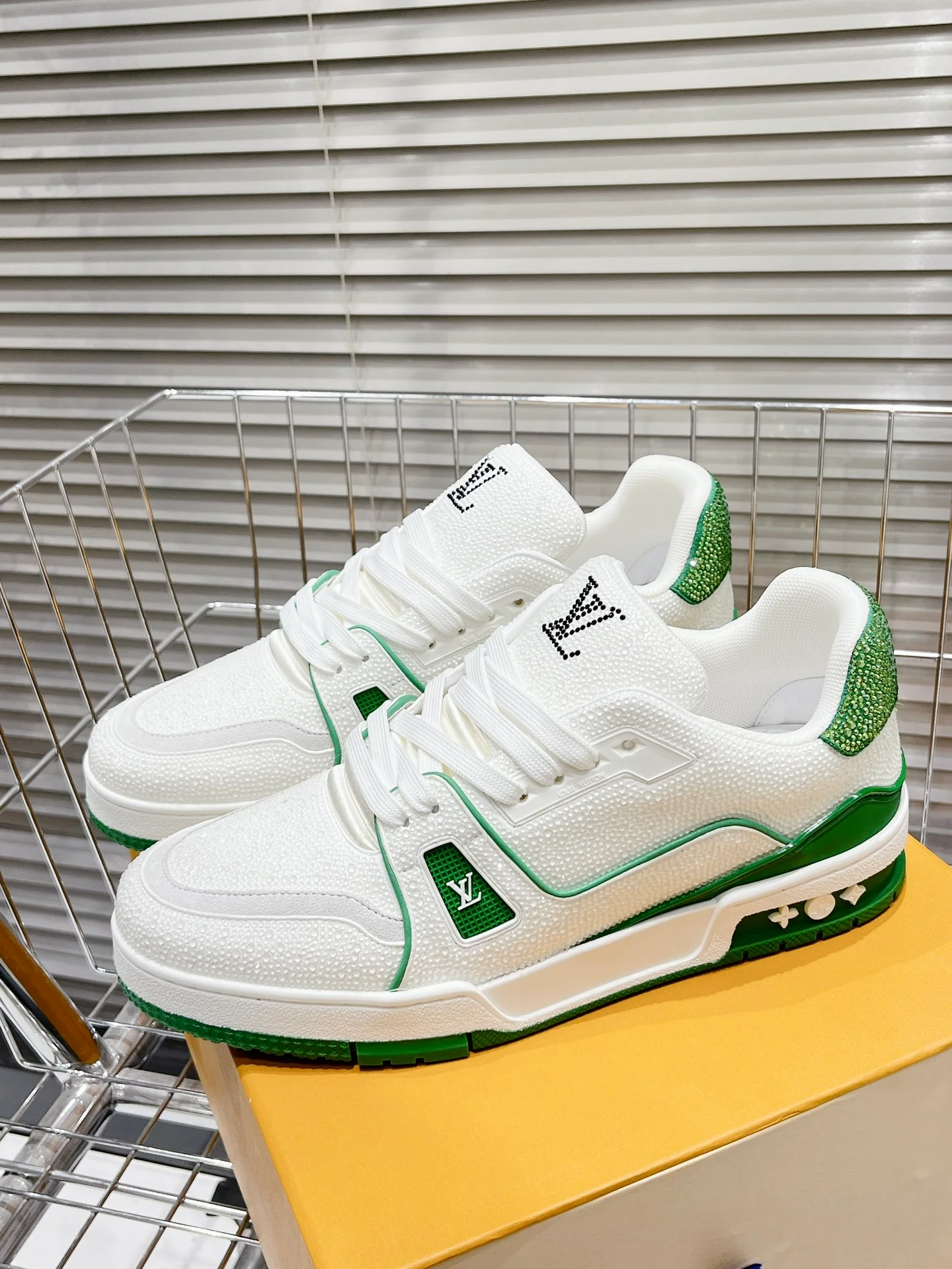 Кроссовки LV Trainer - обувь для скейтбординга - глянцевые белые и зеленые - унисекс