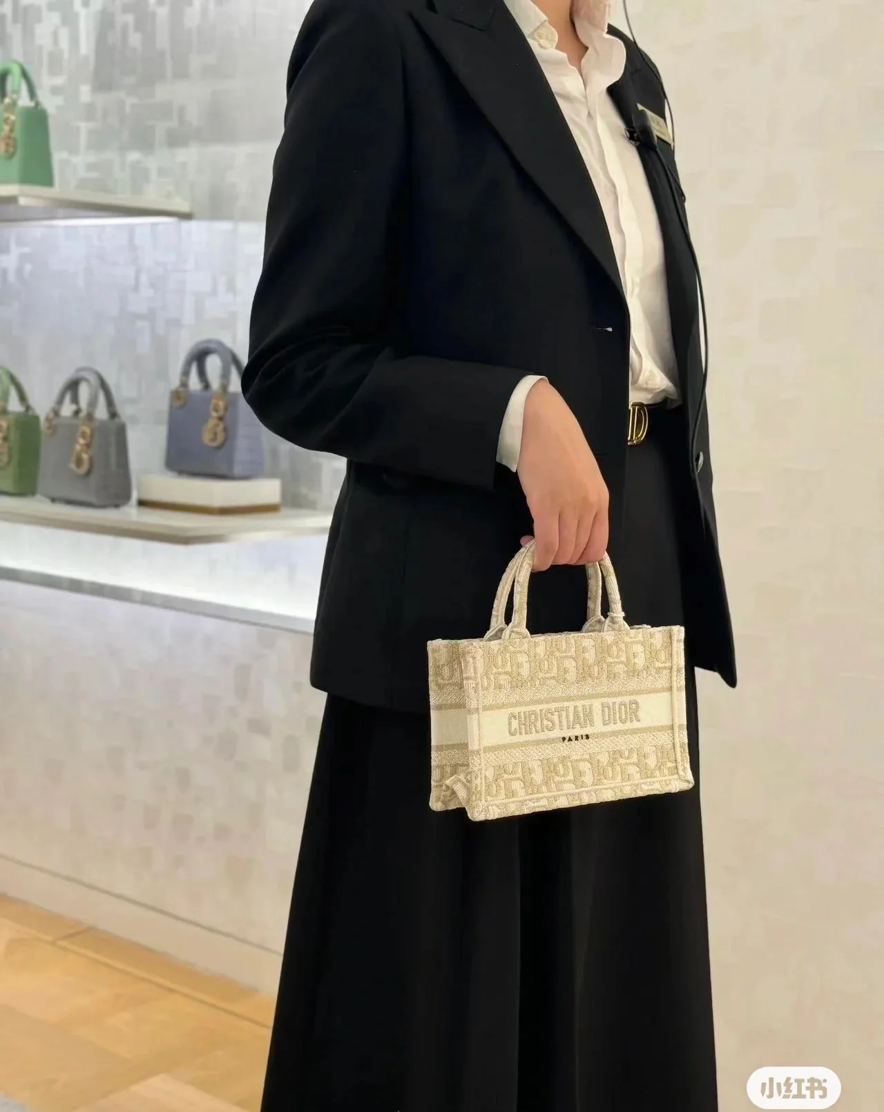 Новая коллекция Dior осень/зима: сумка-тоут Lady D Lite (мини-версия) - канва Monogram, светло-бежевый цвет.