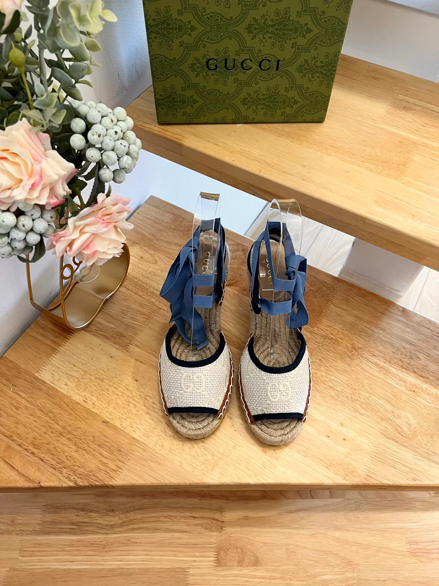 Новые поступления Gucci ранней весной 2023 года: туфли на ремешках из льняной парусины, сандалии на танкетке, джинсовые туфли на шнуровке.
